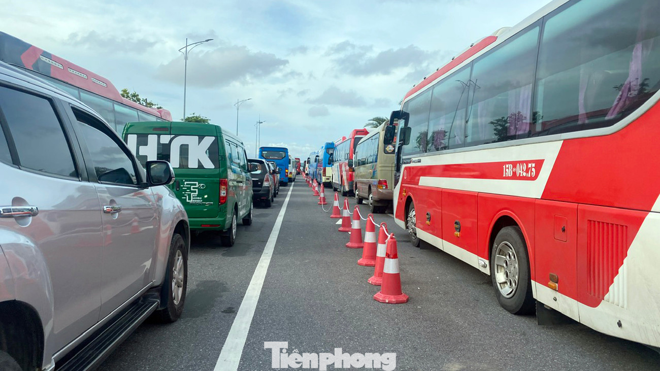 Đầu mùa hè, bến phà Đồng Bài (huyện Cát Hải) được đưa vào vận hành thay thế bến phà Gót. Dù bến phà mới được thiết kế có không gian rộng hơn nhưng vẫn xảy ra tình trạng ùn tắc kéo dài. Những ngày cao điểm du lịch, người dân và du khách phải chờ 3-5 giờ mới có thể qua phà ra đảo Cát Bà.