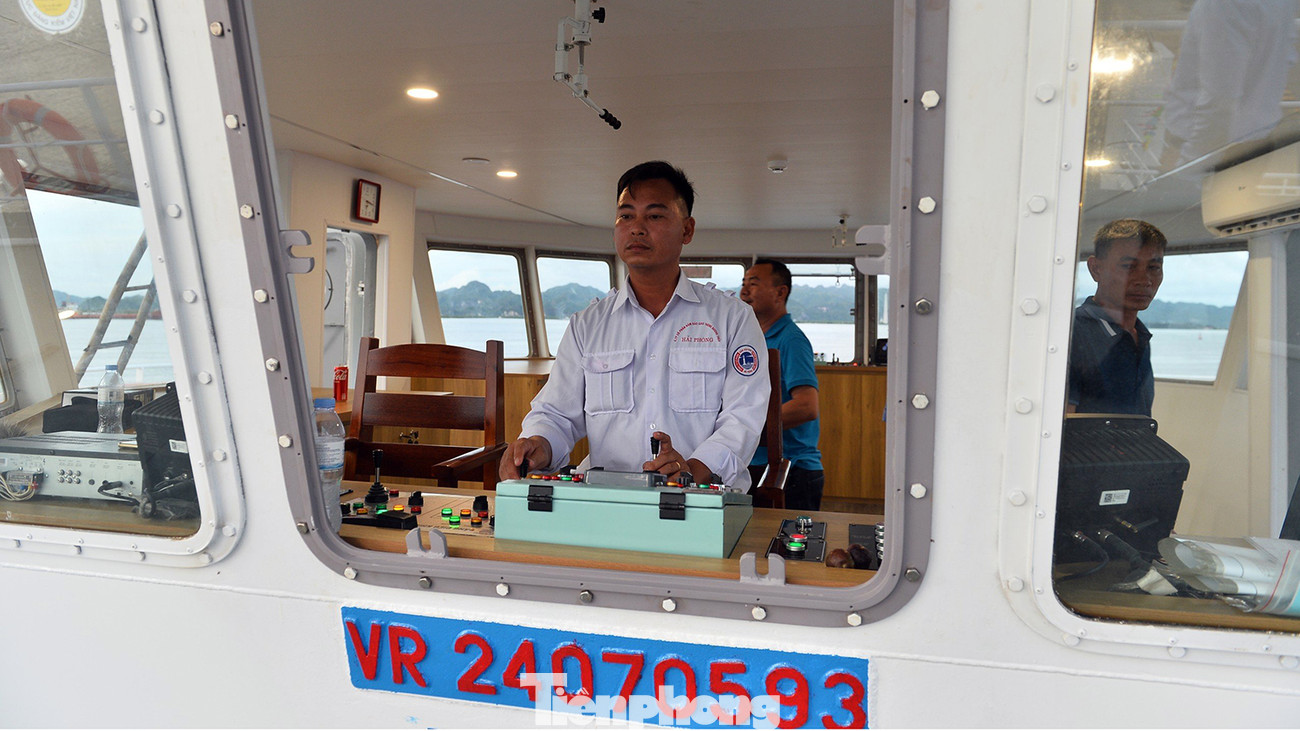 Cabin điều khiển phà được thiết kế trên tầng 3, chỉ có một lối đi lên dành cho nhân viên vận hành phà và là nơi chứa các phao cứu sinh. Phà mới không cho phép du khách lên khu vực buồng điều khiển như phà cũ.