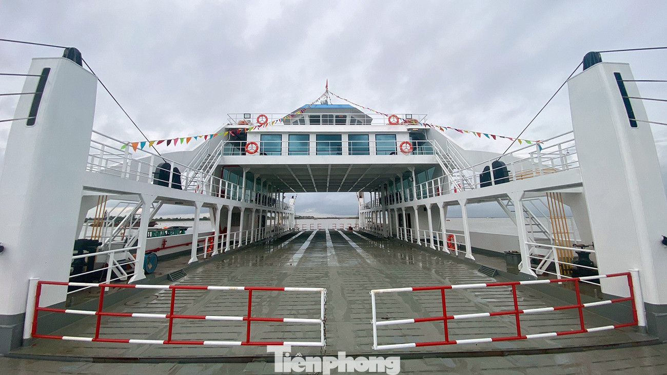 Phà mới có 3 tầng, giữa tầng 1 là khu vực để xe ô tô, rộng khoảng 10m. Ngoài ra, khu vực sàn phà cũng thiết kế khu vực để xe máy, các loại xe thô sơ và cho người dân, du khách đi bộ ở hai bên. Theo thiết kế, công suất phà có sức chở tối đa 500 người, 9 ô tô khách (loại 47 chỗ ngồi) và 40 xe máy. Với ô tô hỗn hợp có thể chứa khoảng 20 xe, tương đương 150% công suất phà lớn nhất đang vận hành tại bến Đồng Bài - Cái Viềng.