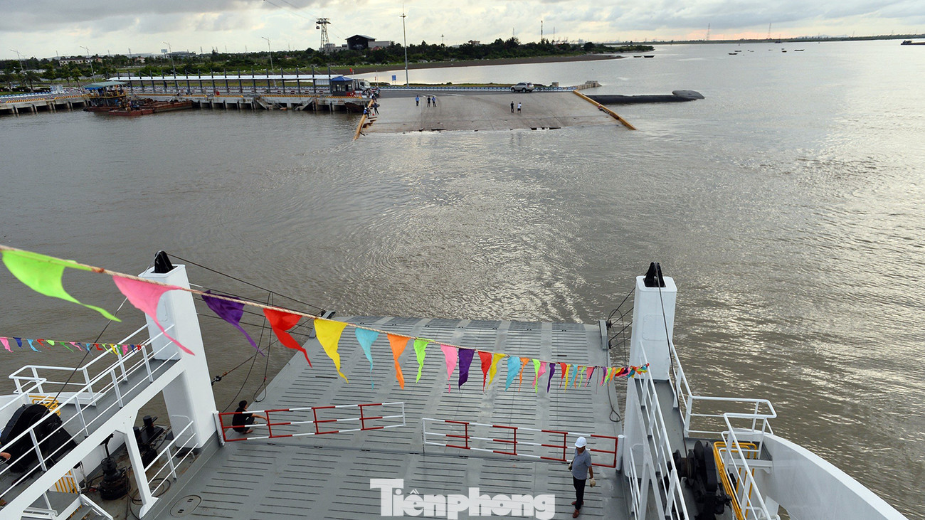 Hai đầu phà được thiết kế 2 cầu, mũi phà được thiết kế thiết bị nâng hạ cầu phà, hai hệ thống neo xích và các bít chằng buộc, phù hợp với bến phà mới đưa vào hoạt động. Thiết kế này được cho là giúp các phương tiện lên phà nhanh hơn, không cần chờ nhân viên bến phà dùng hộp sắt, kê gỗ tạo đệm tiếp xúc cho phương tiện lên xuống phà.