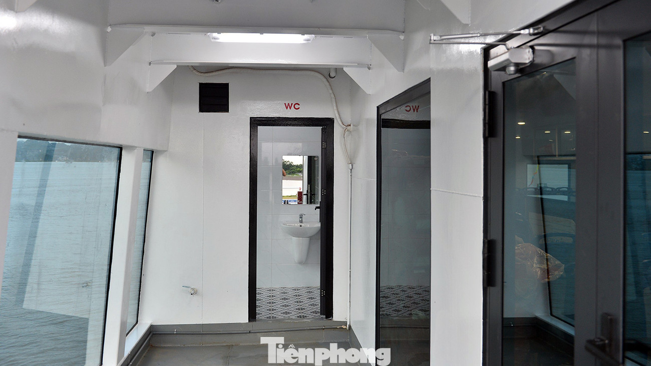 Phà mới có 6 nhà vệ sinh, được bố trí ở 2 tầng trong khi phà cũ đang vận hành chỉ có 2 nhà vệ sinh ở tầng 1, gây bất tiện cho du khách.