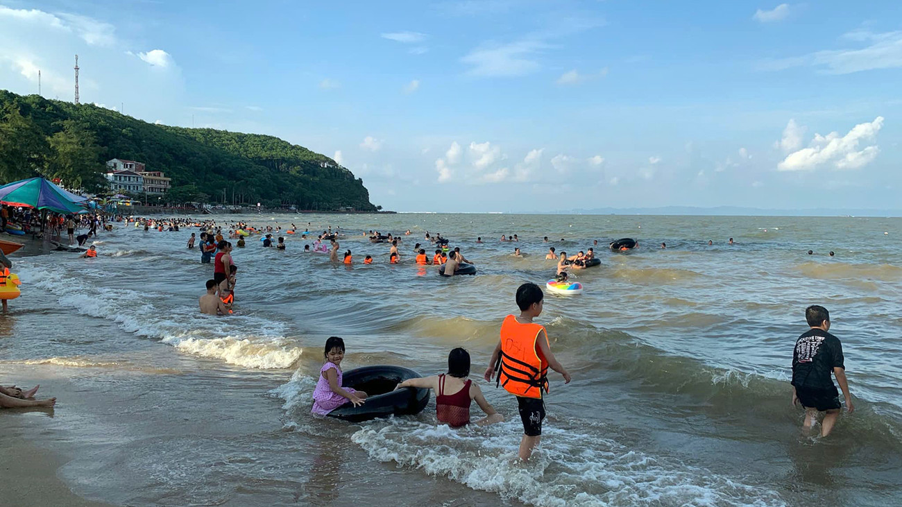 Trong hai ngày đầu kỳ nghỉ lễ 2/9 (ngày 31/8 và 1/9), hàng vạn người dân và du khách ra các bãi tắm ở quận Đồ Sơn vui chơi, tắm biển. Trong hai ngày đầu kỳ nghỉ lễ 2/9 (ngày 31/8 và 1/9), hàng vạn người dân và du khách ra các bãi tắm ở quận Đồ Sơn vui chơi, tắm biển.