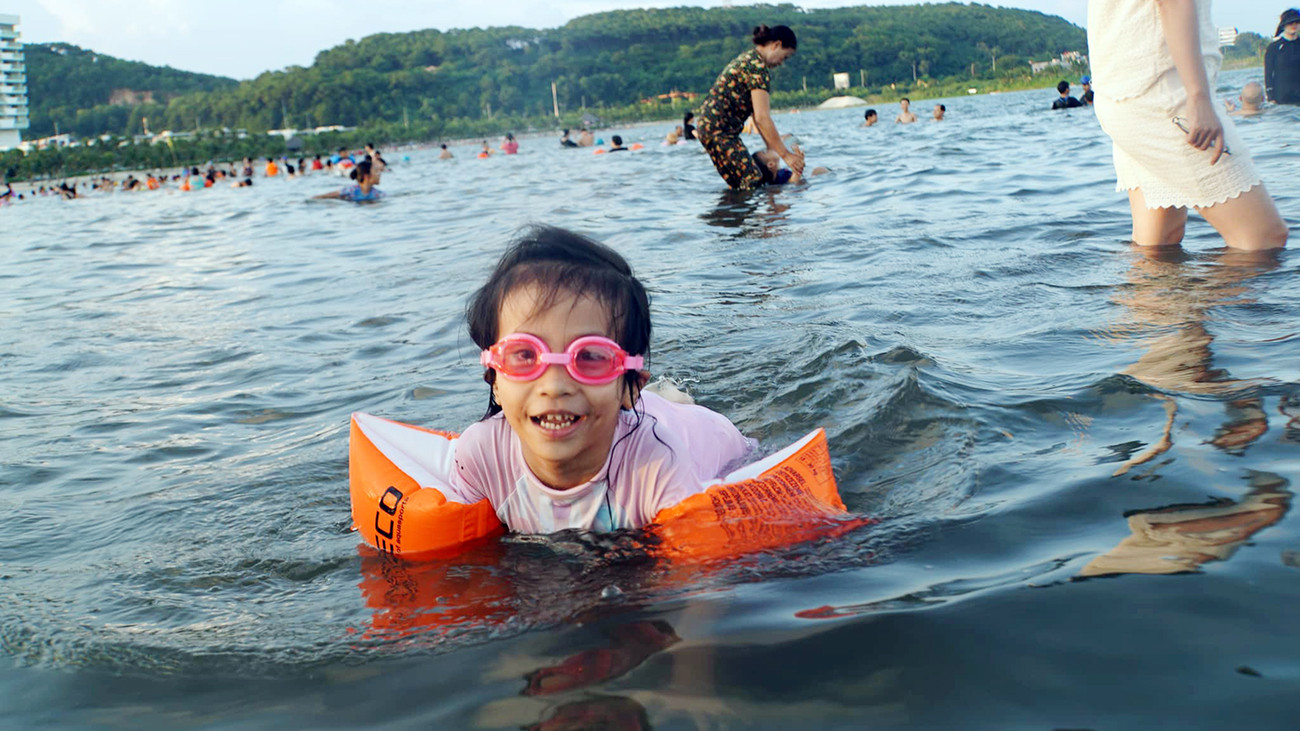 Ngọc An (6 tuổi, quê Hà Nội) tỏ ra mạnh dạn và thích thú khi vui đùa, nghịch nước biển. Bé gái chia sẻ, rất thích tắm biển và ăn uống tại Hải Phòng với nhiều hải sản tươi ngon. Ngọc An (6 tuổi, quê Hà Nội) tỏ ra mạnh dạn và thích thú khi vui đùa, nghịch nước biển. Bé gái chia sẻ, rất thích tắm biển và ăn uống tại Hải Phòng với nhiều hải sản tươi ngon.