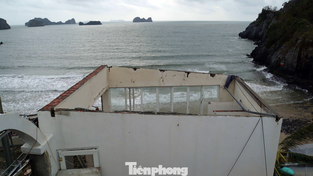 Một công trình nhỏ bên cạnh khách sạn nổi tiếng ở Cát Bà bị bão quật tung mái.