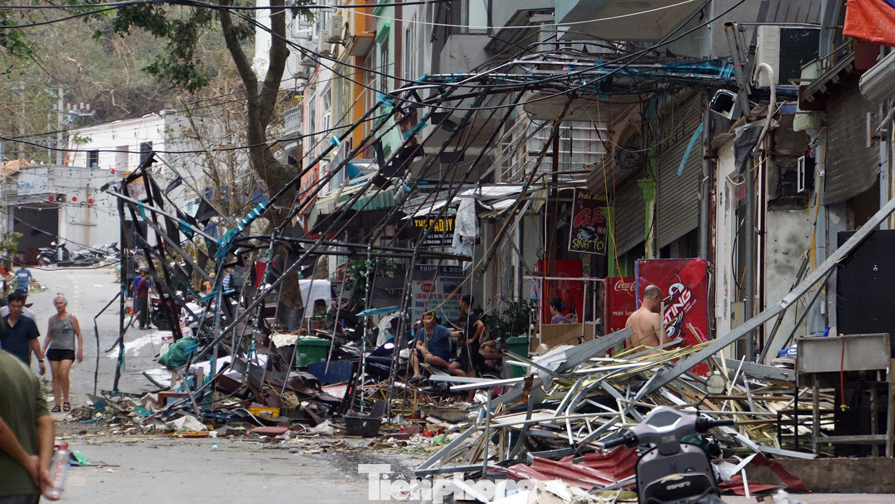 Dọc phố Núi Ngọc, tuyến phố kinh doanh sầm uất bậc nhất thị trấn Cát Bà cũng biến thành núi rác, phế liệu. Người dân cho biết, sau bão tan, phố Núi Ngọc ngổn ngang, ùn tắc, tê liệt vì đồ đạc, tài sản của người dân thành phế liệu.