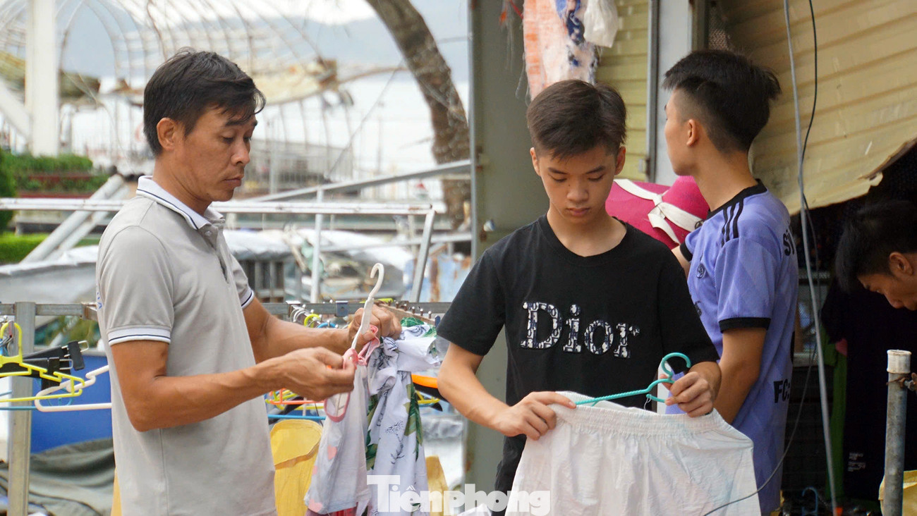 Một số hộ kinh doanh thu gom lại hàng hóa có thể sử dụng được.