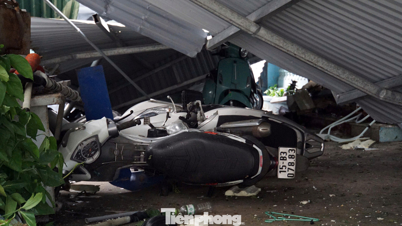 Một gian nhà tại phố Núi Ngọc đổ sập, nhiều xe máy vẫn mắc kẹt bên trong.