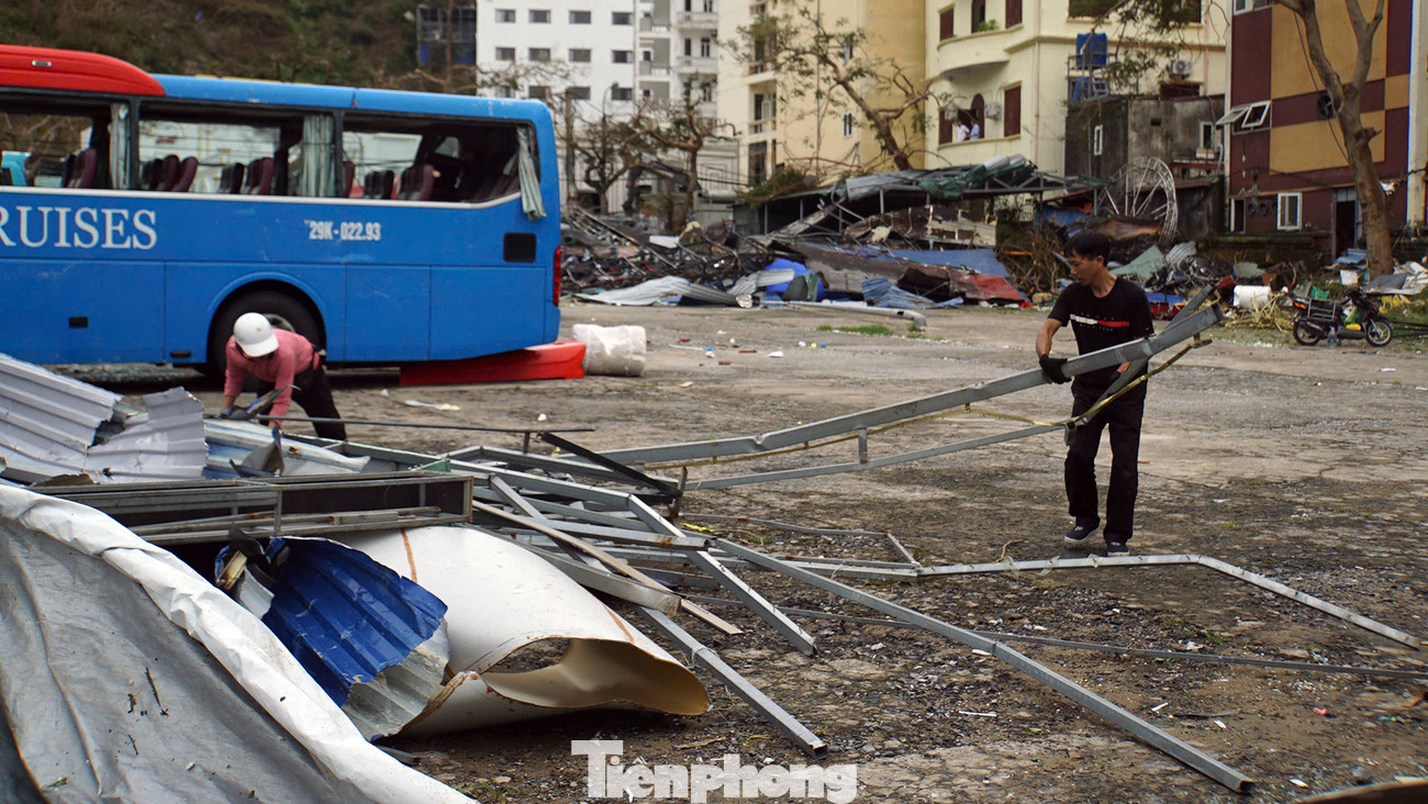 Sau nhiều ngày bão tan, các hộ dân thu dọn nhà cửa, gian hàng. Nhiều vật liệu, thiết bị, tài sản trở thành phế liệu sau bão.