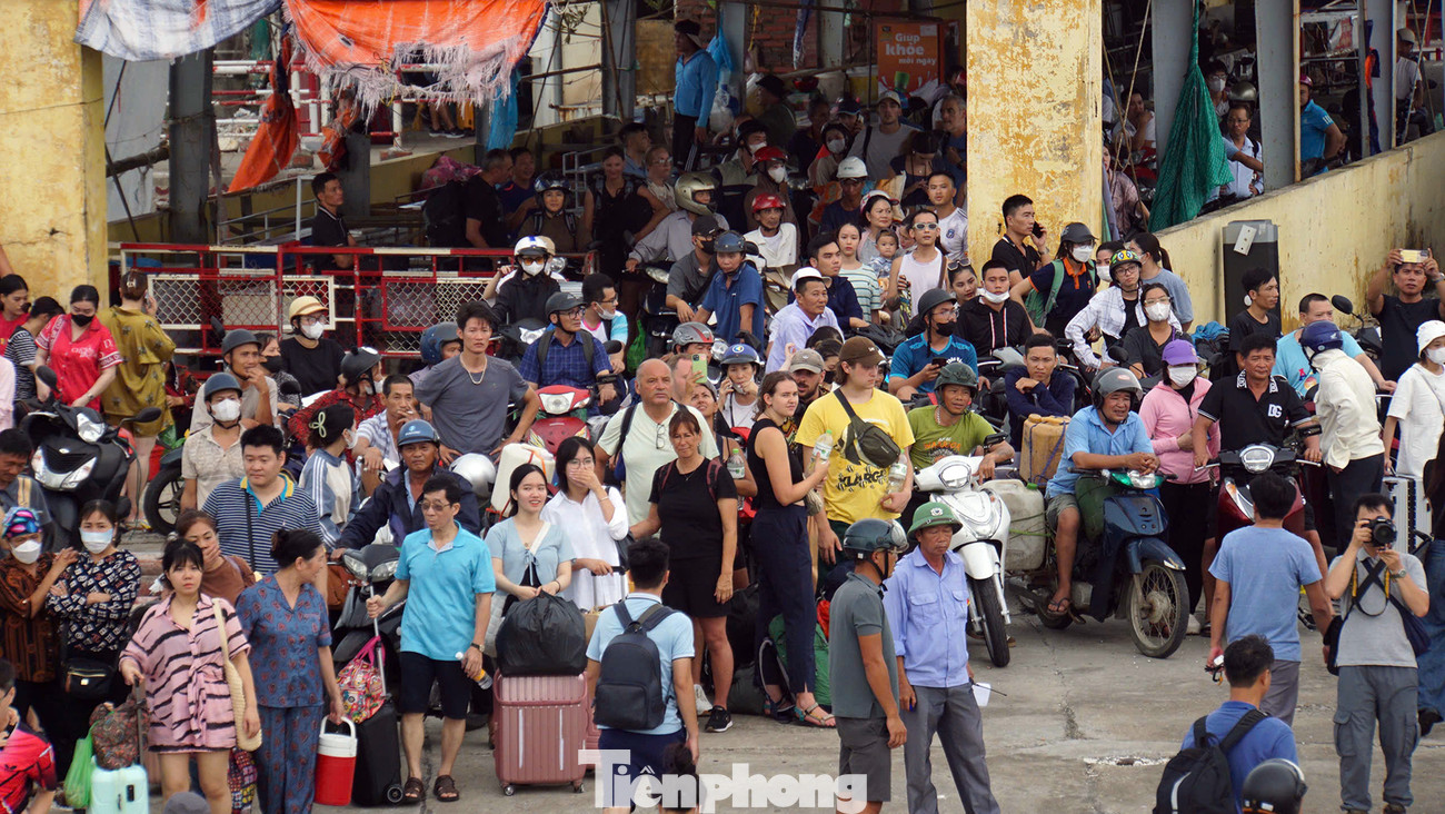 Những chuyến phà đầu tiên có hàng nghìn người dân, khách du lịch từ đảo Cát Bà lên phà về đất liền. Trong đó, nhiều khách du lịch đã có một kỳ nghỉ khó quên với trải nghiệm đón siêu bão. Nhiều người dân trên đảo nhanh chóng trở về đất liền để thông báo tin cho người thân về thiệt hại nặng nề do bão và tranh thủ chở xăng dầu, thực phẩm, nhu yếu phẩm thiết yếu tiếp viện.