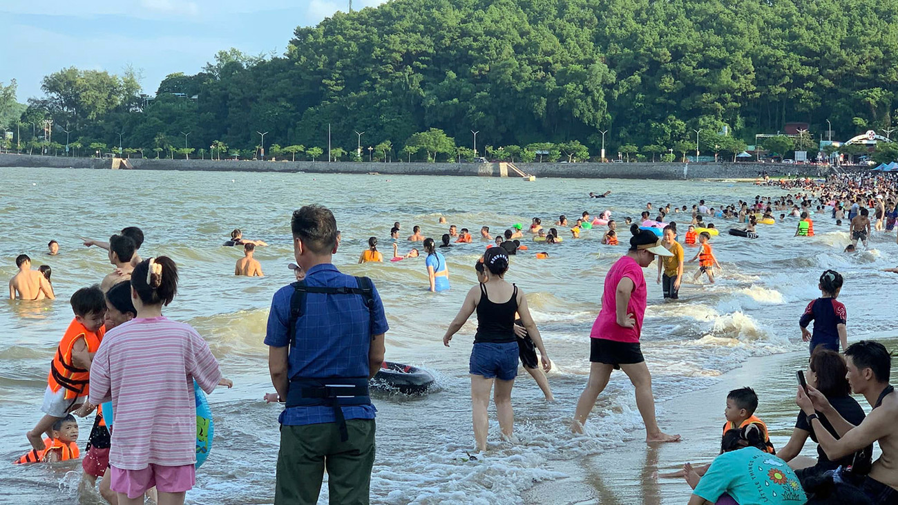 Trong đó, bãi tắm truyền thống khu 2 Đồ Sơn là đông nhất, hàng vạn du khách và người dân địa phương thay nhau xuống tắm biển. Trong hai ngày đầu kỳ nghỉ lễ, nước biển khu vực này trong hơn những dịp khác. Trong đó, bãi tắm truyền thống khu 2 Đồ Sơn là đông nhất, hàng vạn du khách và người dân địa phương thay nhau xuống tắm biển. Trong hai ngày đầu kỳ nghỉ lễ, nước biển khu vực này trong hơn những dịp khác.