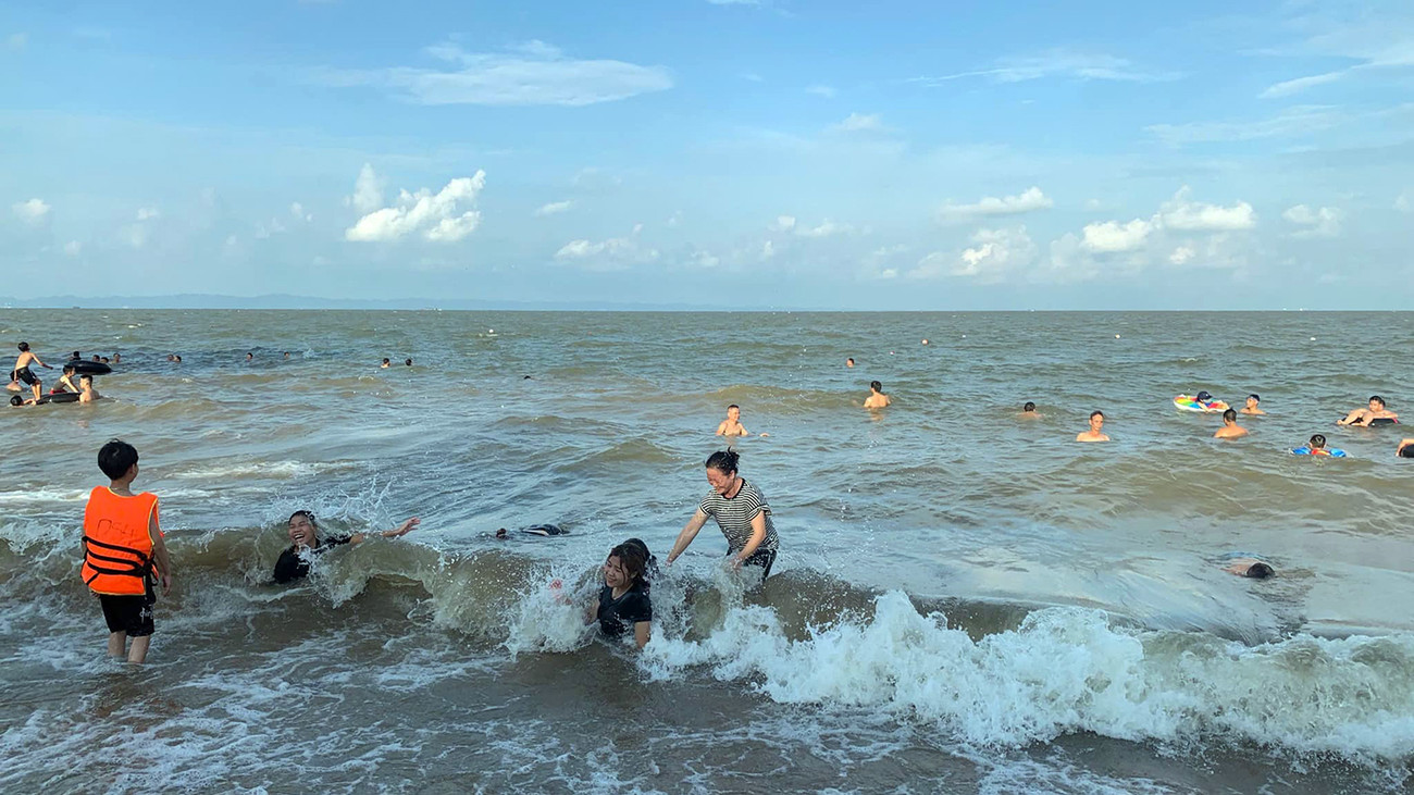 Trong 2 ngày đầu dịp nghỉ lễ 2/9, thời tiết tại Hải Phòng nắng nhưng không quá oi bức, do đó nhiều người xuống biển tắm từ sớm. Trong 2 ngày đầu dịp nghỉ lễ 2/9, thời tiết tại Hải Phòng nắng nhưng không quá oi bức, do đó nhiều người xuống biển tắm từ sớm.