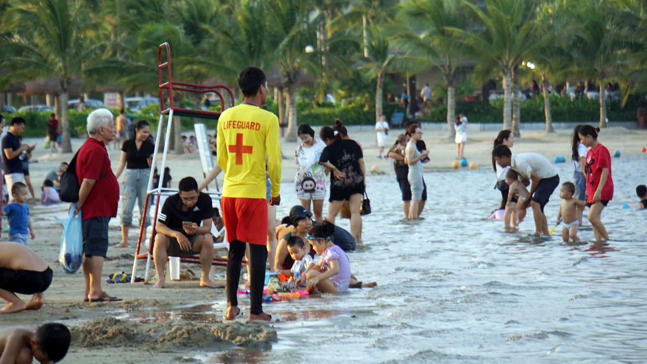 Tại bãi tắm nhân tạo miễn phí Vụng Hương có chiều dài hàng km cạnh Khu du lịch quốc tế Đồi Rồng, lực lượng chức năng bố trí nhiều nhân viên cứu hộ, cảnh báo du khách khi tới vui chơi, tắm mát. Tại bãi tắm nhân tạo miễn phí Vụng Hương có chiều dài hàng km cạnh Khu du lịch quốc tế Đồi Rồng, lực lượng chức năng bố trí nhiều nhân viên cứu hộ, cảnh báo du khách khi tới vui chơi, tắm mát.