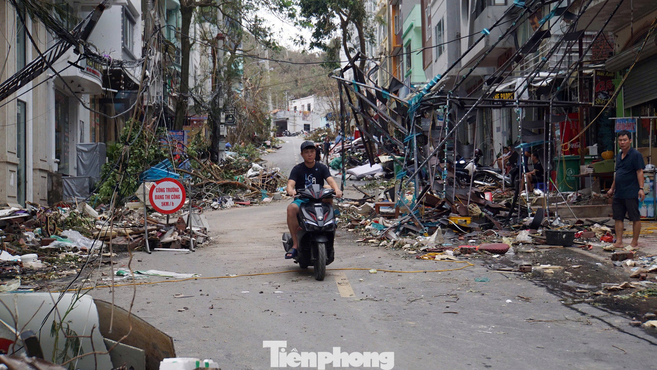 Phố Núi Ngọc (thị trấn Cát Bà) ngổn ngang vật liệu, hệ thống dây điện, dây thông tin chằng chịt chưa thể khắc phục.
