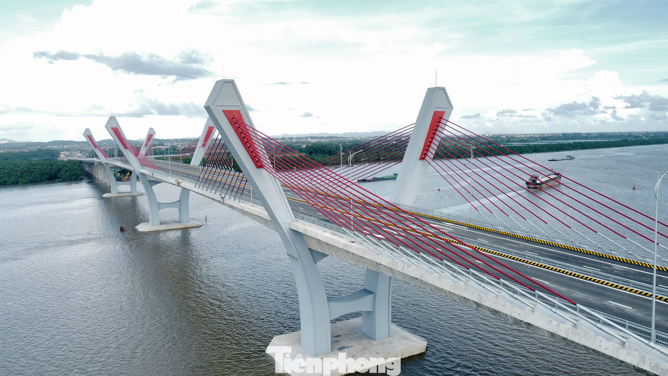 Cầu Bến Rừng là công trình cầu đường cấp đặc biệt, có kết cấu vĩnh cửu vượt sông Đá Bạch, nối huyện Thủy Nguyên (Hải Phòng) với thị xã Quảng Yên (Quảng Ninh). Cầu dài 1.865m, gồm cầu chính và đường dẫn rộng 21,5m. Cầu Bến Rừng là công trình cầu đường cấp đặc biệt, có kết cấu vĩnh cửu vượt sông Đá Bạch, nối huyện Thủy Nguyên (Hải Phòng) với thị xã Quảng Yên (Quảng Ninh). Cầu dài 1.865m, gồm cầu chính và đường dẫn rộng 21,5m.