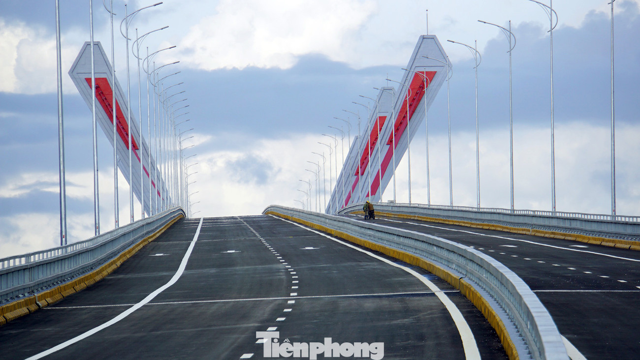 Cầu chính gồm 4 nhịp Extradosed, cầu dẫn gồm 34 nhịp dầm SuperT. Mố, trụ cầu bằng bê tông cốt thép, móng sử dụng cọc khoan nhồi. Mặt đường cầu có 4 làn xe cơ giới và 2 làn xe hỗn hợp, vận tốc thiết kế cầu chính 80km/h. Cầu chính gồm 4 nhịp Extradosed, cầu dẫn gồm 34 nhịp dầm SuperT. Mố, trụ cầu bằng bê tông cốt thép, móng sử dụng cọc khoan nhồi. Mặt đường cầu có 4 làn xe cơ giới và 2 làn xe hỗn hợp, vận tốc thiết kế cầu chính 80km/h.