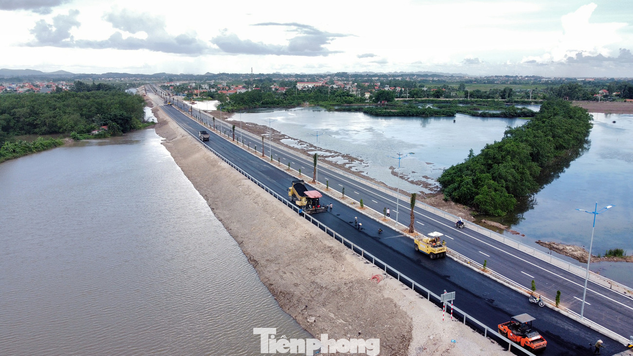 Đường dẫn 2 đầu cầu được thiết kế theo quy mô đường cấp III đồng bằng gồm 4 làn xe, mặt cắt ngang 22,5m. Đường dẫn 2 đầu cầu được thiết kế theo quy mô đường cấp III đồng bằng gồm 4 làn xe, mặt cắt ngang 22,5m.