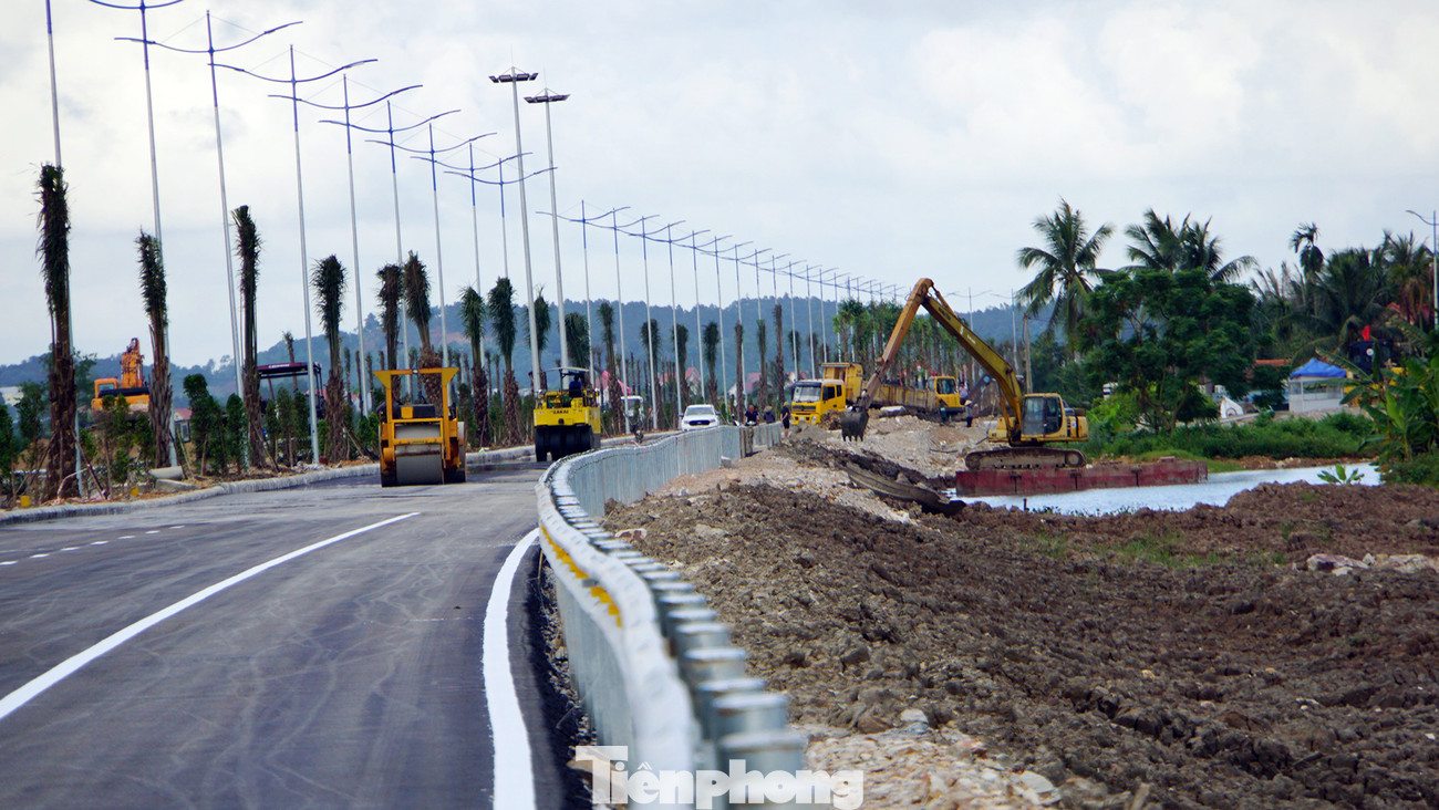 Hàng trăm công nhân và phương tiện, máy móc được huy động hoàn thiện lan can, trồng cây, gia cố hành lang tuyến đường dẫn. Hàng trăm công nhân và phương tiện, máy móc được huy động hoàn thiện lan can, trồng cây, gia cố hành lang tuyến đường dẫn.