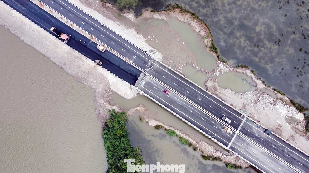 Theo ghi nhận của PV Tiền Phong đầu tháng 7, phần cầu và đường dẫn lên cầu khu vực thuộc huyện Thủy Nguyên (TP Hải Phòng) đã hoàn tất. Phần đường dẫn lên cầu đoạn qua địa phận thị xã Quảng Yên (Quảng Ninh) đang được đơn vị thi công thảm nhựa, hoàn thiện các hạng mục phụ. Theo ghi nhận của PV Tiền Phong đầu tháng 7, phần cầu và đường dẫn lên cầu khu vực thuộc huyện Thủy Nguyên (TP Hải Phòng) đã hoàn tất. Phần đường dẫn lên cầu đoạn qua địa phận thị xã Quảng Yên (Quảng Ninh) đang được đơn vị thi công thảm nhựa, hoàn thiện các hạng mục phụ.