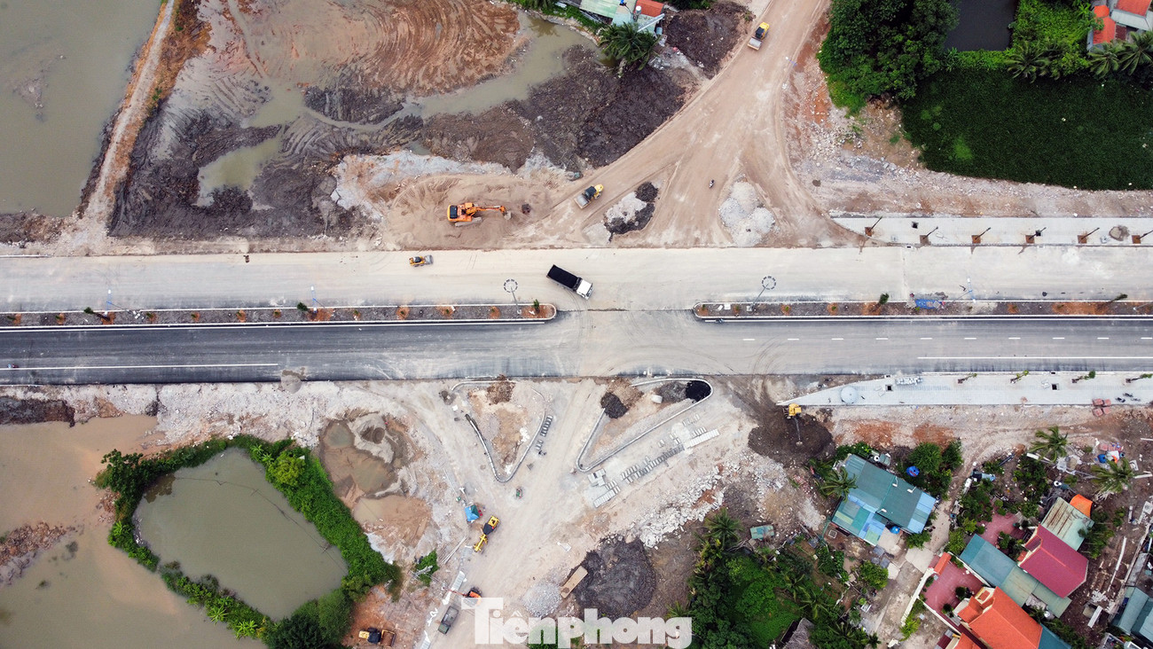 Một nút giao giữa đường dẫn cầu Bến Rừng với đường dân sinh thuộc thị xã Quảng Yên (Quảng Ninh) đang được gấp rút hoàn thiện làn đường, dải phân cách, đảo cây xanh. Một nút giao giữa đường dẫn cầu Bến Rừng với đường dân sinh thuộc thị xã Quảng Yên (Quảng Ninh) đang được gấp rút hoàn thiện làn đường, dải phân cách, đảo cây xanh.