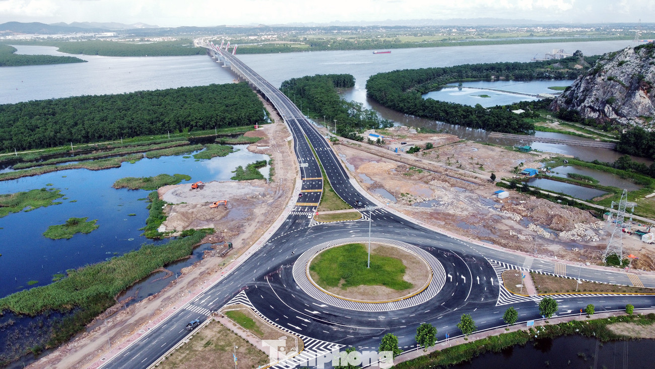 Dự án cầu Bến Rừng tại huyện Thủy Nguyên (Hải Phòng) được khởi công tháng 5/2022. Trong tổng số gần 2.000 tỷ đồng vốn đầu tư, ngân sách Trung ương khoảng 1.100 tỷ đồng, ngân sách Hải Phòng hơn 835 tỷ đồng, tỉnh Quảng Ninh khoảng 5,5 tỷ đồng. Dự án cầu Bến Rừng tại huyện Thủy Nguyên (Hải Phòng) được khởi công tháng 5/2022. Trong tổng số gần 2.000 tỷ đồng vốn đầu tư, ngân sách Trung ương khoảng 1.100 tỷ đồng, ngân sách Hải Phòng hơn 835 tỷ đồng, tỉnh Quảng Ninh khoảng 5,5 tỷ đồng.