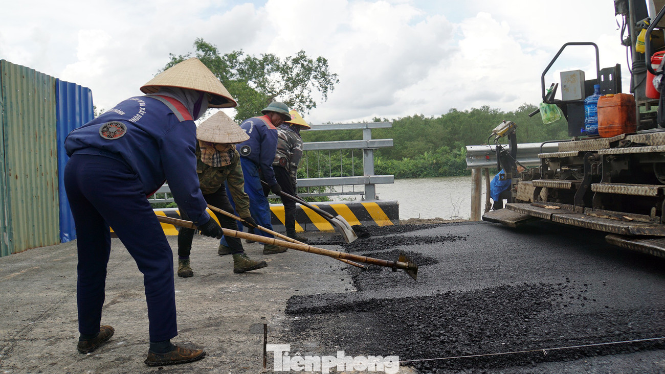 Công nhân gấp rút thảm nhựa khu vực khớp nối cầu Bến Rừng với đường dẫn thuộc địa phận thị xã Quảng Yên (Quảng Ninh). Công nhân gấp rút thảm nhựa khu vực khớp nối cầu Bến Rừng với đường dẫn thuộc địa phận thị xã Quảng Yên (Quảng Ninh).
