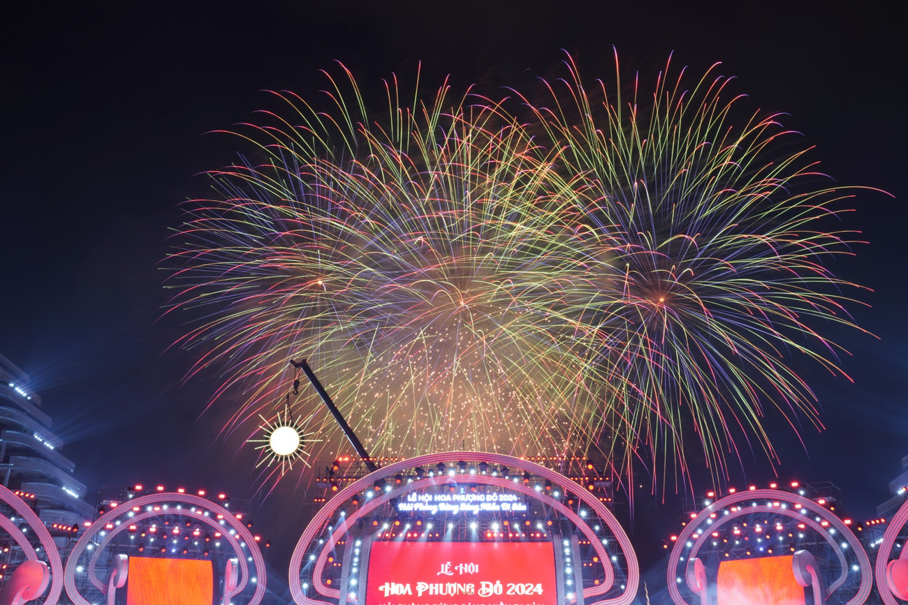 Người dân ở huyện Thủy Nguyên và trung tâm thành phố Hải Phòng không tới quảng trường cũng có thể thưởng thức màn bắn pháo hoa tầm cao vào cuối đêm hội.