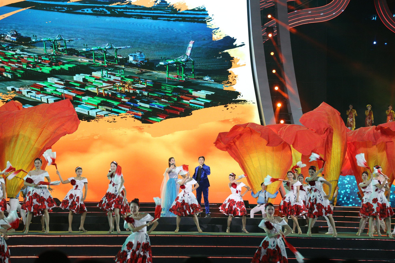 Ngay sau lễ khai mạc, chương trình nghệ thuật "Hải Phòng - Bừng sáng miền di sản" được dàn dựng công phu, thể hiện các giá trị, nét đặc trưng tiêu biểu nhất về huyền thoại, lịch sử, di sản văn hóa, hình ảnh, con người Hải Phòng bằng thực cảnh, kết hợp công nghệ AR (thực tế ảo). Ảnh: Huyền Chi.