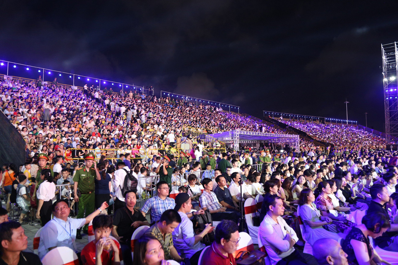 Dự lễ hội có Phó Thủ tướng Trần Lưu Quang, lãnh đạo các Bộ, ban, ngành Trung ương, Đại sứ quán một số quốc gia, lãnh đạo thành phố Hải Phòng cùng với khoảng 18.000 người dân địa phương và du khách. Ảnh: Huyền Chi