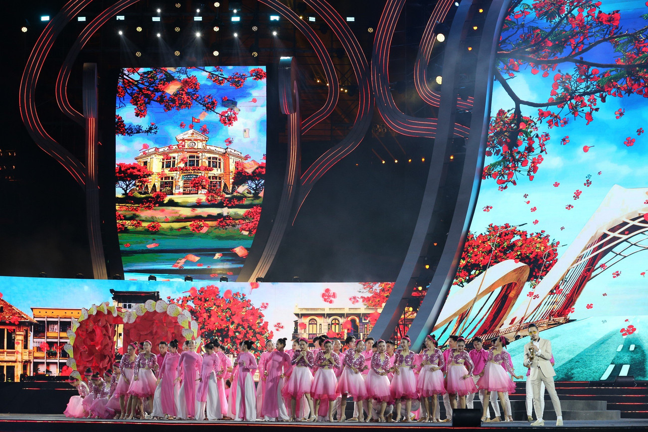 Chương trình nghệ thuật với sự tham gia của gần 1.000 nghệ sĩ, diễn viên múa, ca sĩ hàng đầu Việt Nam như NSND Thanh Lam, NSND Khánh Hòa, ca sĩ Thu Phương, Tùng Dương, Phạm Thu Hà, Erik, Hòa Minzy... Ảnh: Huyền Chi.