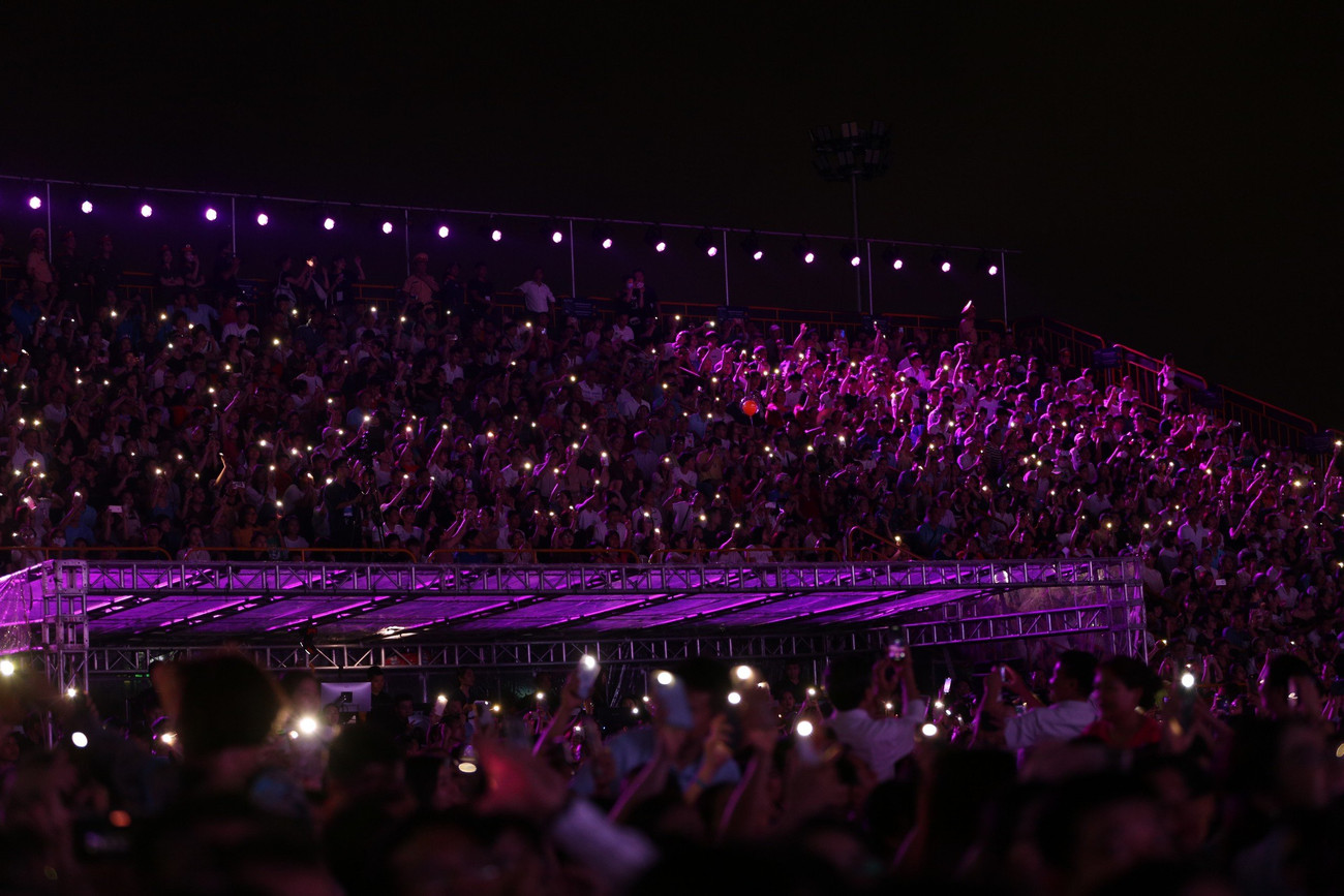 Hàng vạn khán giả dự đêm hội bật đèn điện thoại hưởng ứng các tiết mục văn nghệ sôi động tại chương trình. Ảnh: Huyền Chi.