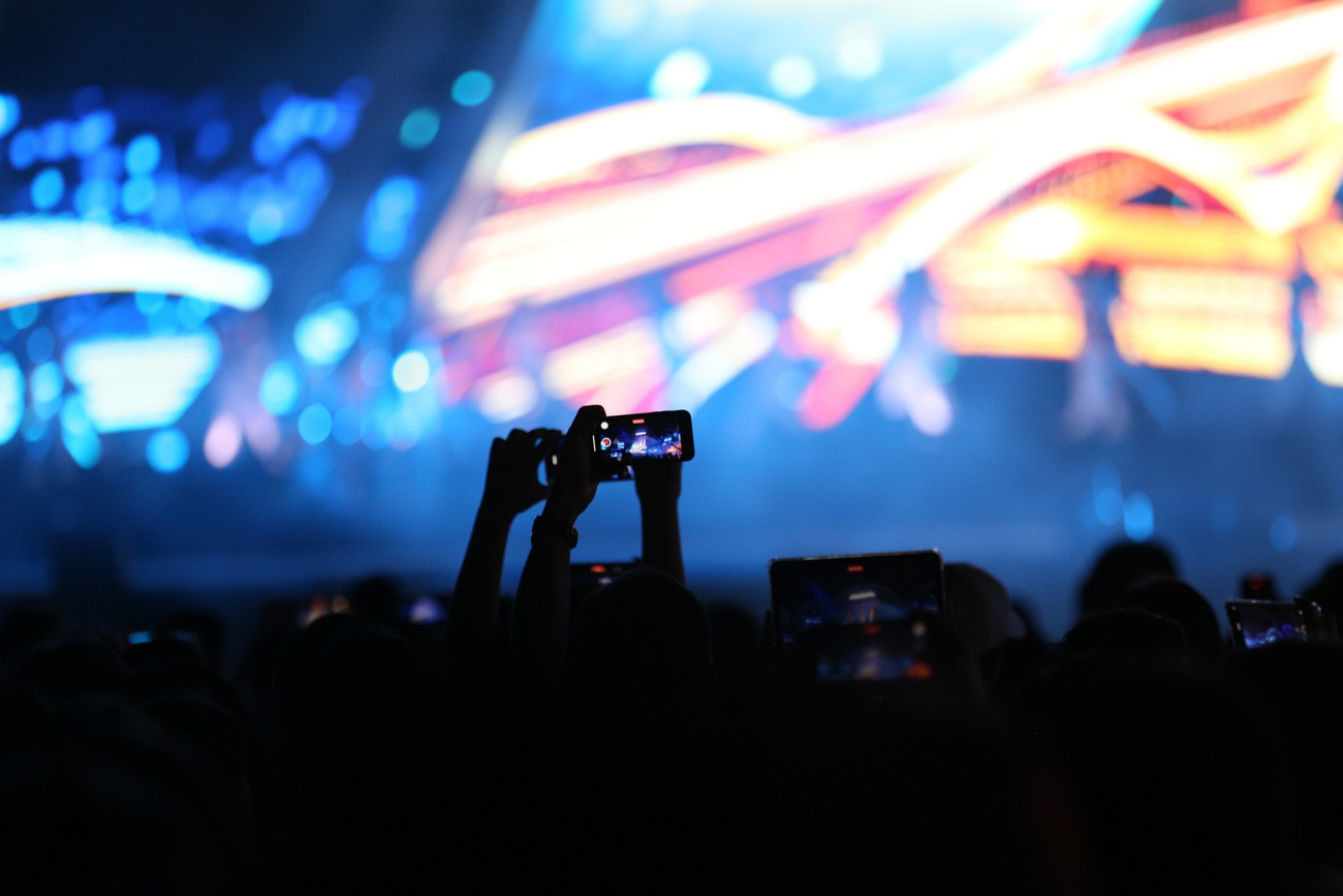 Nhiều người chụp ảnh, ghi lại những khoảnh khắc sôi động, ấn tượng trong đêm hội. Ảnh: Huyền Chi.