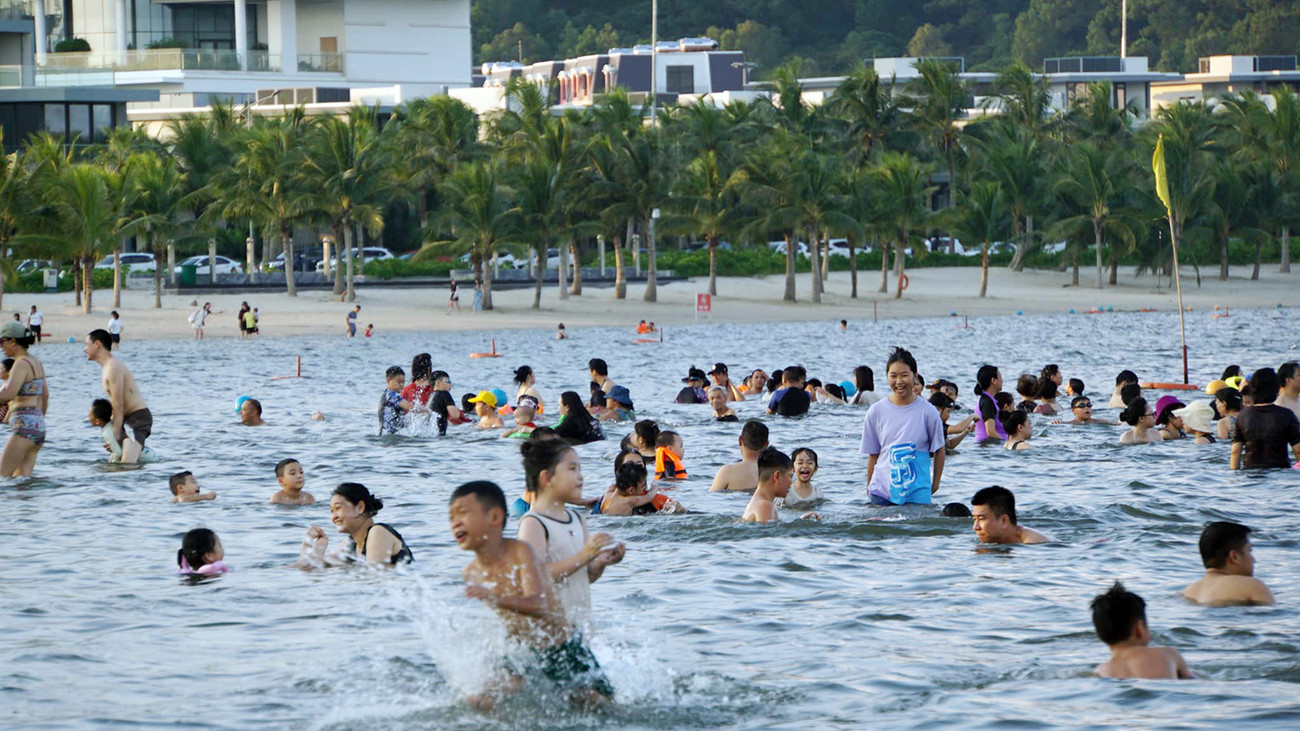Cũng theo ghi nhận của phóng viên, tại bãi tắm Vụng Hương mới, nằm trong Khu du lịch quốc tế Đồi Rồng (bãi tắm miễn phí) cũng thu hút hàng vạn người dân và du khách tới vui chơi tắm biển. Cũng theo ghi nhận của phóng viên, tại bãi tắm Vụng Hương mới, nằm trong Khu du lịch quốc tế Đồi Rồng (bãi tắm miễn phí) cũng thu hút hàng vạn người dân và du khách tới vui chơi tắm biển.