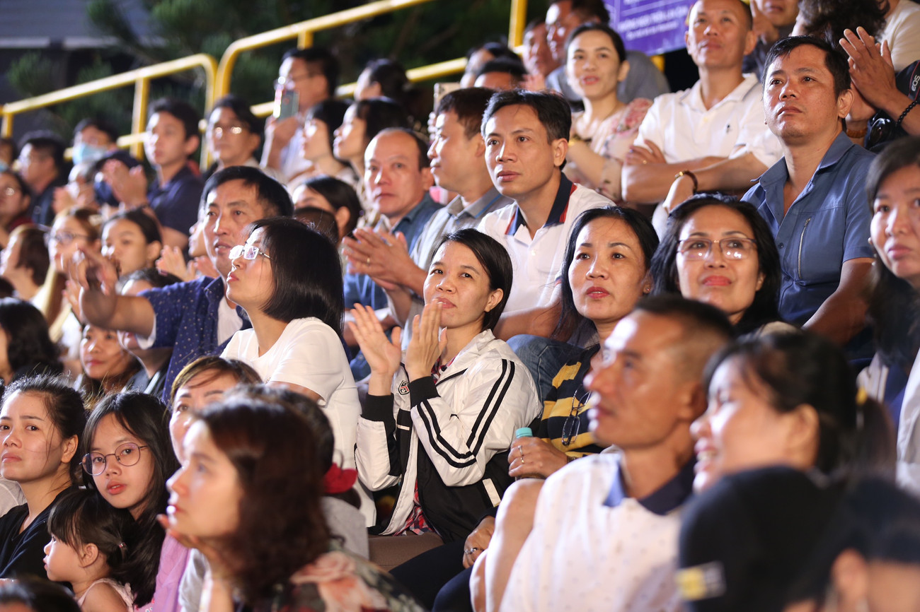 Ca sĩ Lệ Quyên tươi trẻ quyến rũ trên sân khấu Hoa hậu Việt Nam 2020 ảnh 10