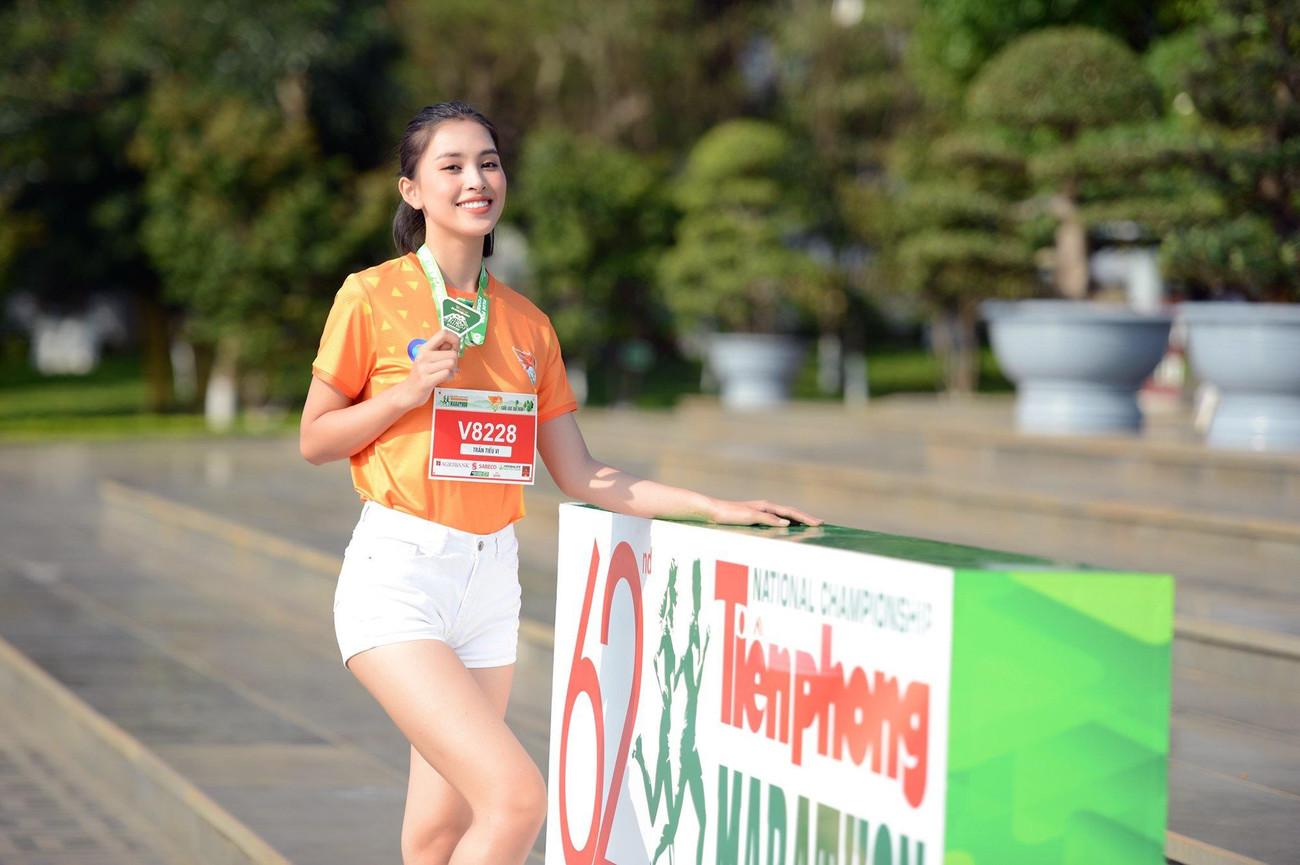 Đồng hành cùng giải chạy Marathon Tiền phong 3 năm liền, Hoa hậu Trần Tiểu Vy luôn thể hiện sự nhiệt huyết và tinh thần thể thao trên đường chạy.