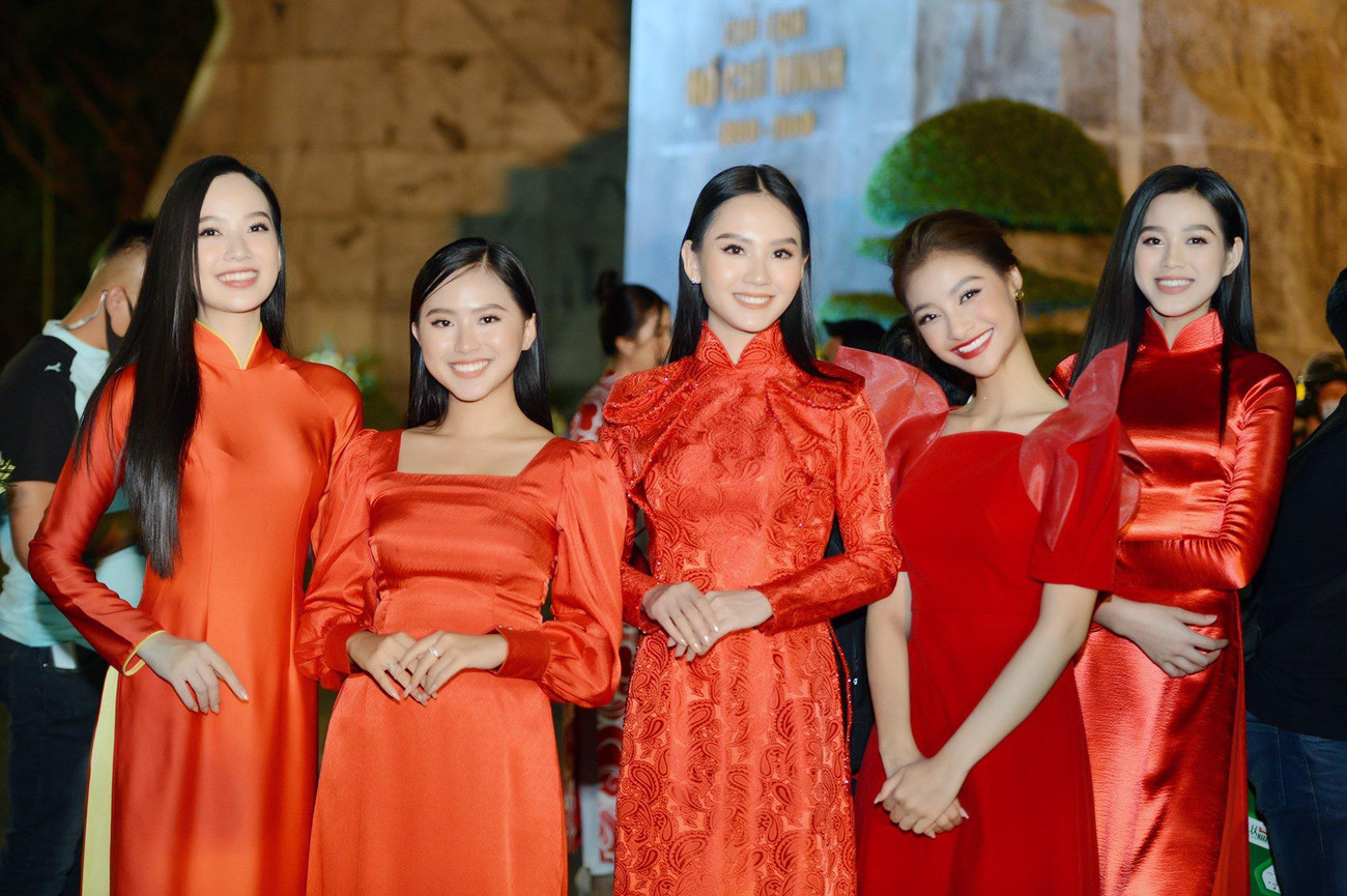 Hội chi em Hoa hậu tụ họp gồm: Hoa hậu Đỗ Thị Hà, Á hậu Nguyễn Hà Kiều Loan, Người đẹp Thể thao Phù Bảo Nghi, Người đẹp Nhân ái Huỳnh Nguyễn Mai Phương và Người đẹp có làn da đẹp nhất Phạm Thị Phương Quỳnh.