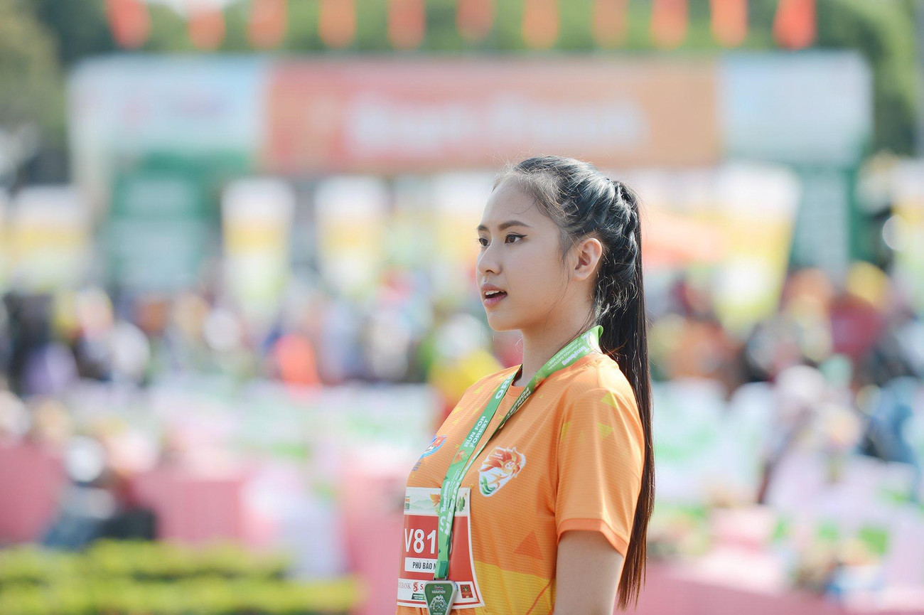 Một điểm nhấn vô cùng đặc biệt của Tiền Phong Marathon là các vận động viên chuyên nghiệp và phong trào cùng thi đấu trên một cung đường chạy, cùng chiến thắng chính mình, vượt qua thử thách hoàn thành chặng đua và chạm đến vinh quang.