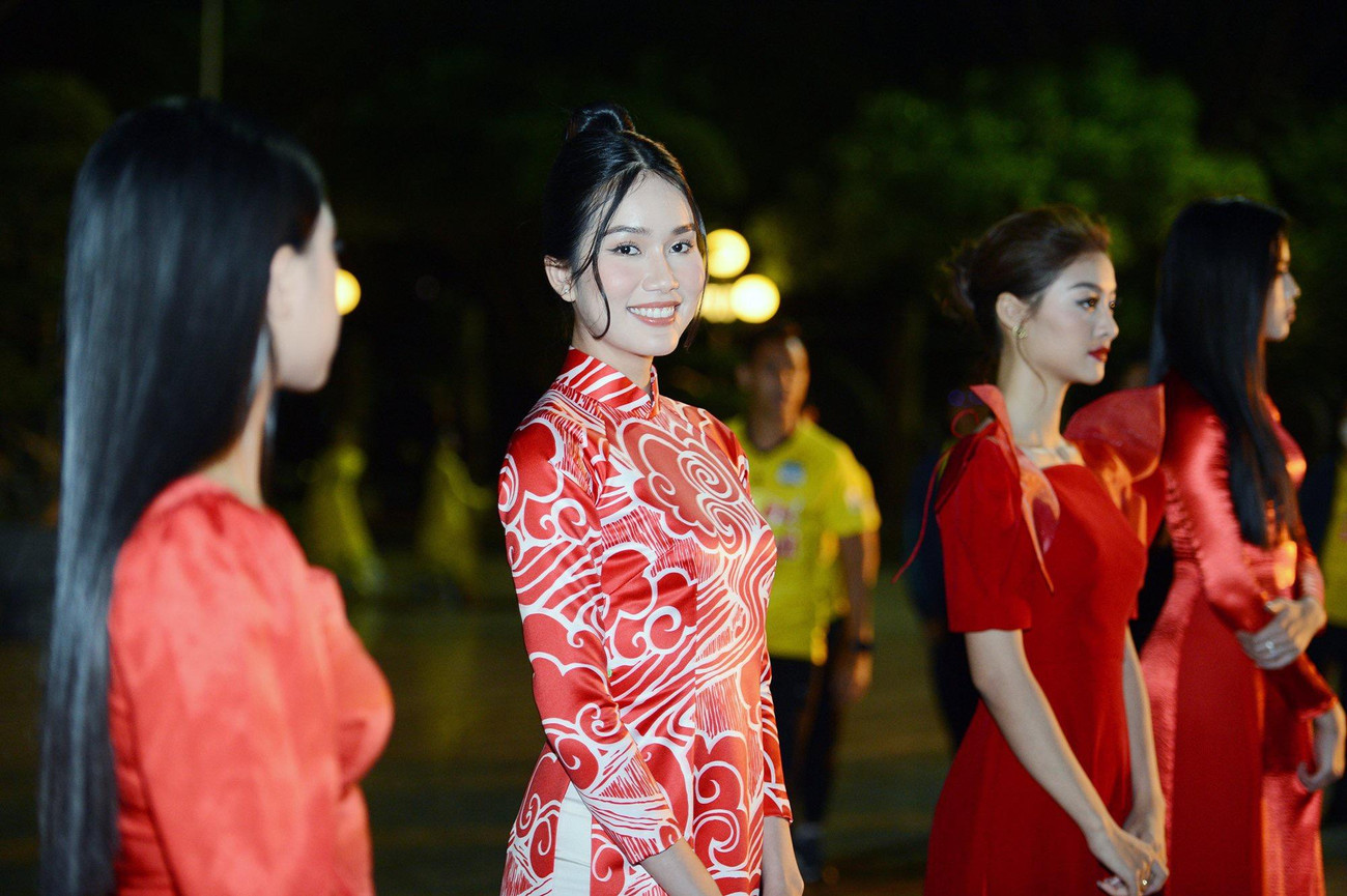 Á hậu Phạm Ngọc Phương Anh đảm nhận vai trò MC trong chương trình. Cô dành nhiều câu hỏi tới HLV Kiatisuk và các cầu thủ CLB Hoàng Anh Gia Lai.