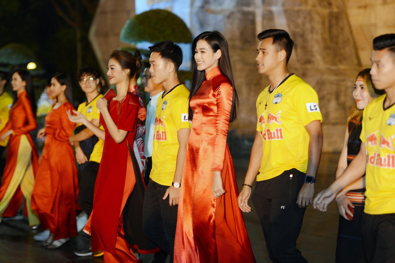 Tối 27/3, tỉnh Gia Lai và Ban tổ chức Tiền Phong Marathon 2021 tổ chức chương trình nghệ thuật “Giấc mơ đại ngàn”. Cùng tham dự là dàn Hoa hậu, Á hậu, Hoa khôi, Người đẹp Hoa hậu Việt Nam và các cầu thủ CLB Hoàng Anh Gia Lai.