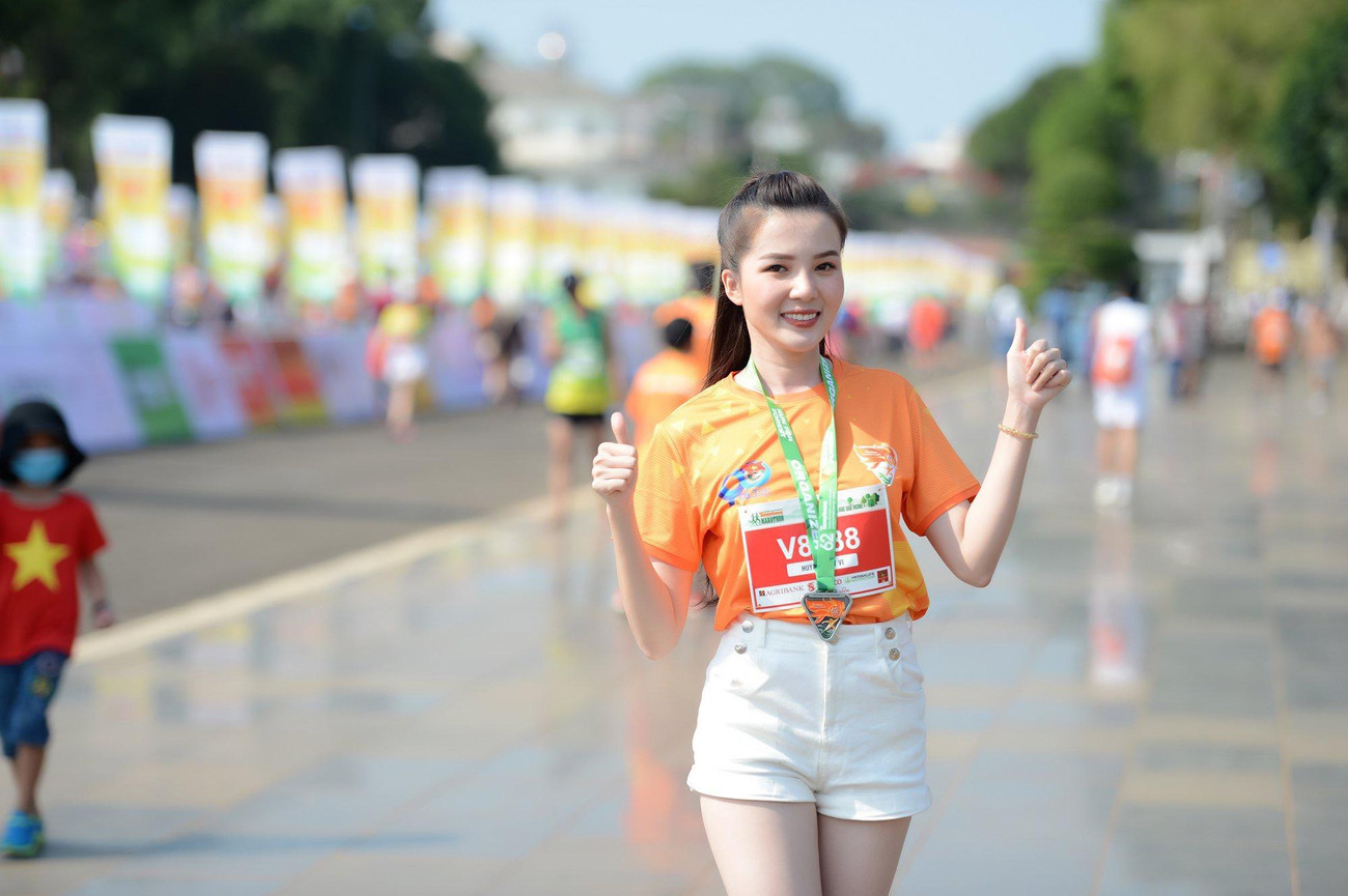 Hoa khôi Huỳnh Thúy Vi khoe nhan sắc xinh đẹp, rạng rỡ trên đường chạy Marathon Tiền phong.