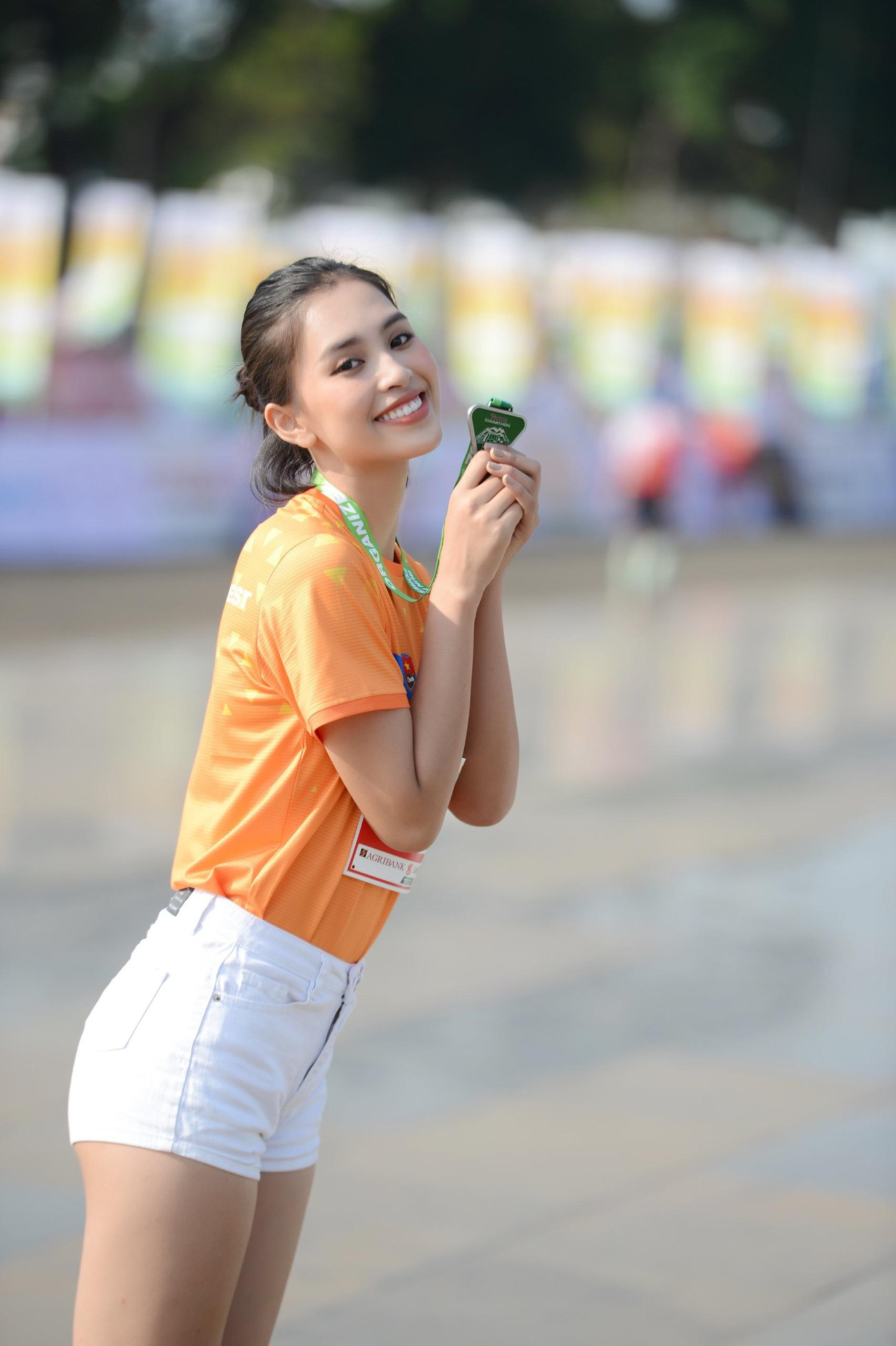 "Đây cũng là lần thứ ba Vy đồng hành cùng giải Vô địch Quốc gia Marathon và cự ly dài của báo Tiền Phong. Qua hai mùa, Vy rất vui vì có thể động viên và tiếp thêm tinh thần thể thao cho các vận động viên trên toàn quốc. Đây cũng là hoạt động vô cùng thú vị, không chỉ giúp rèn luyện sức khỏe mà còn truyền tải thông điệp ý nghĩa đến với cộng đồng"- Hoa hậu Trần Tiểu Vy chia sẻ.