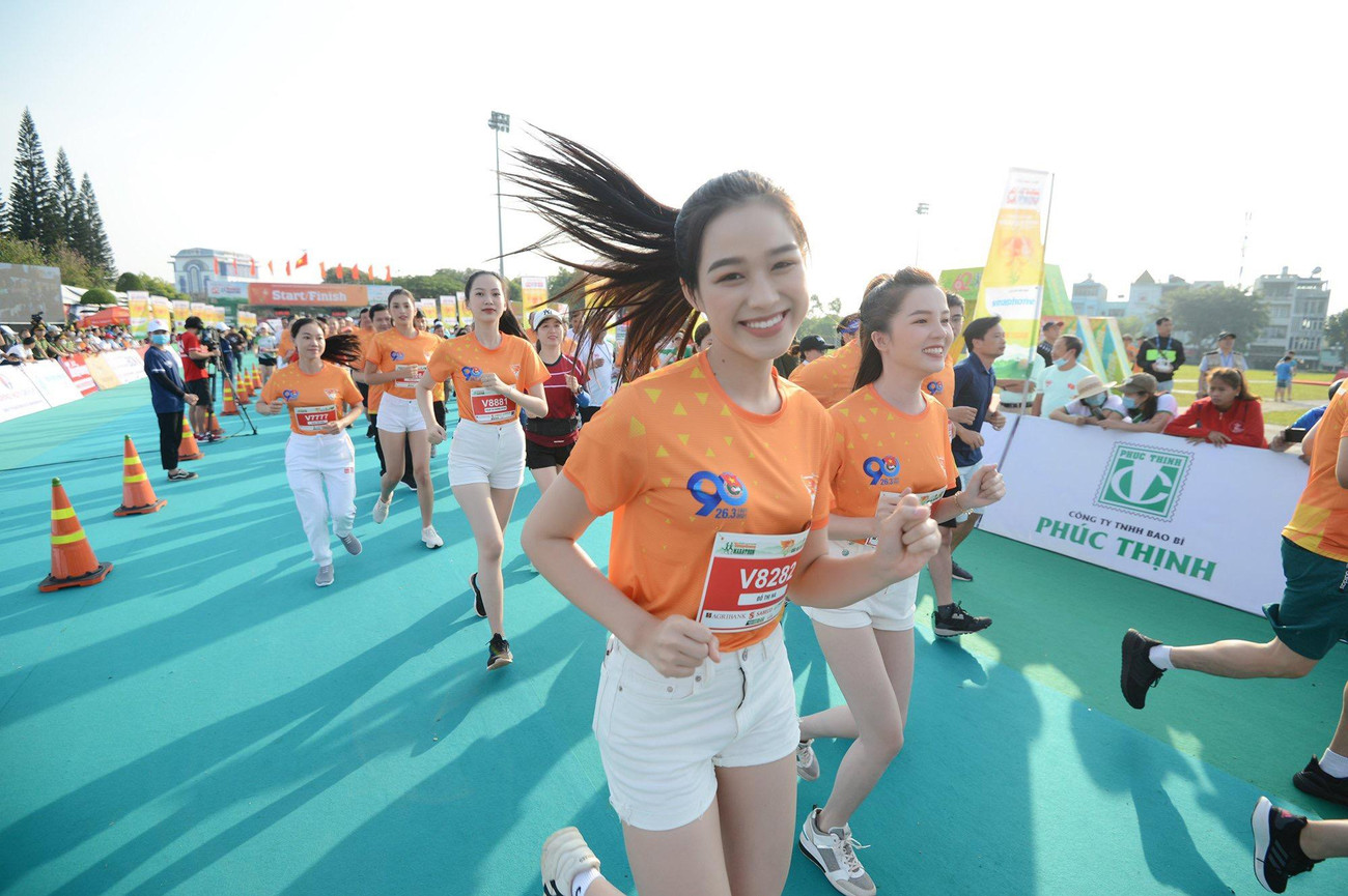 Sáng 28/3, 4.500 vận động viên chính thức bước vào Giải Vô địch Quốc gia Marathon và cự ly dài Báo Tiền phong. Bên cạnh những vận động viên chuyên nghiệp và phong trào, dàn Hoa hậu, Á hậu Hoa khôi và người đẹp của cuộc thi Hoa hậu Việt Nam cùng tham gia.