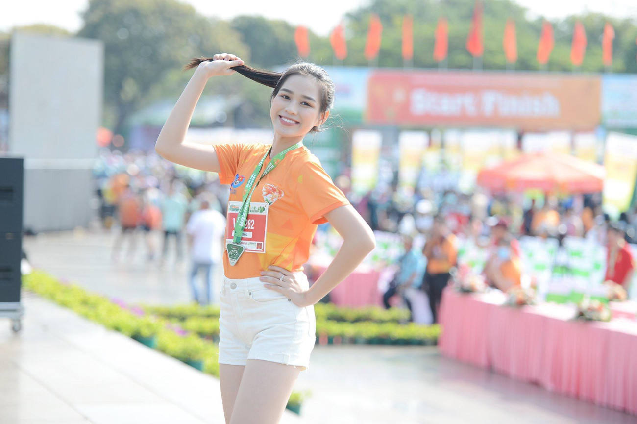 "Hà sẽ rủ người thân và bạn bè cùng tham gia. Nếu ở đây thời điểm này, Hà tin chắc tất cả mọi người đều muốn tham gia giải chạy khi chứng kiến sự náo nhiệt và tinh thần thể dục thể thao của các VĐV"- Hoa hậu Đỗ Thị Hà bộc bạch.
