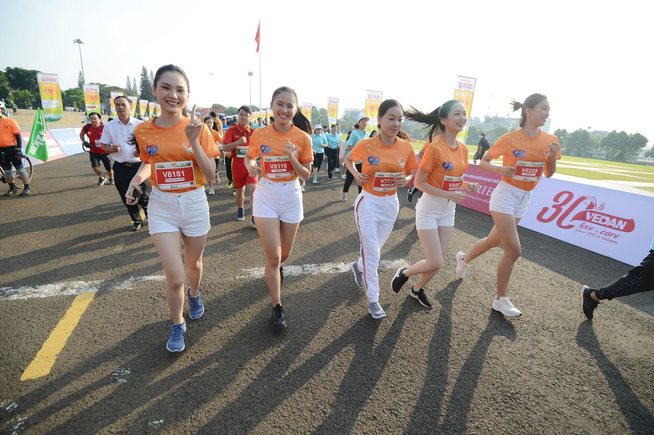 Các người đẹp cùng tham gia Giải Vô địch Quốc gia Marathon và cự ly dài Báo Tiền phong.