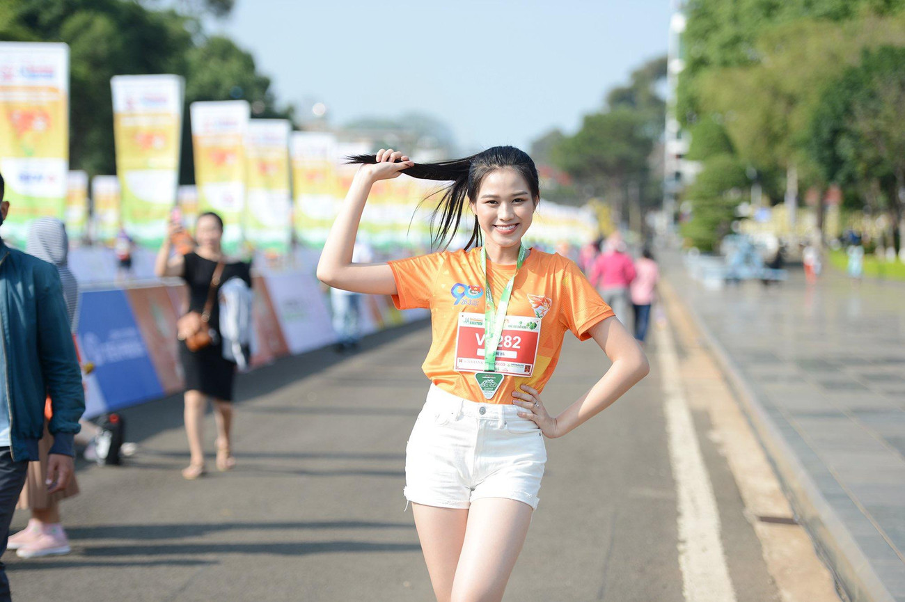 Lần đầu tiên tham gia Giải Vô địch Quốc gia Marathon và cự ly dài Báo Tiền phong với tư cách là runner, Hoa hậu Đỗ Thị Hà hào hứng chinh phục cự ly 5km.
