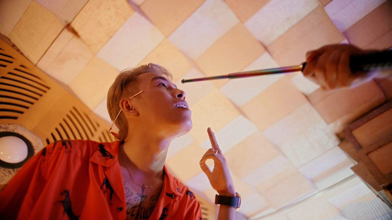 Tạo hình trái ngược nhưng đều gây ấn tượng của Tuấn Anh trong hai bộ phim Cuộc đời vẫn đẹp sao và Biệt dược đen.