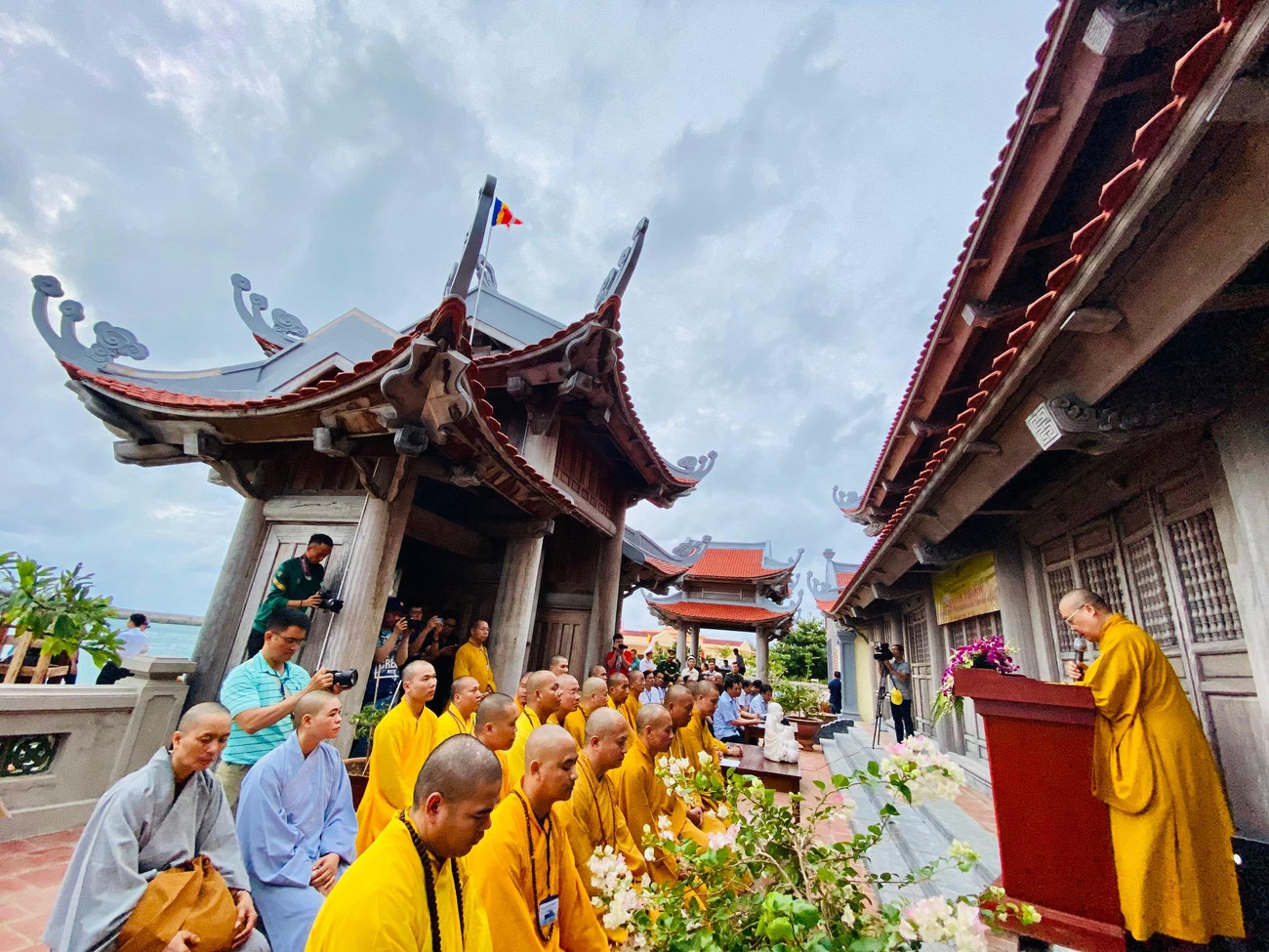 Hoà thượng Thích Thanh Nhiễu – Phó Chủ tịch Thường trực Hội đồng Trị sự Giáo hội Phật Giáo Việt Nam phát biểu tại Lễ khánh thành việc tôn tạo chùa trên đảo Đá Tây A: “Các ngôi chùa ở Trường Sa là những cột mốc tâm linh vững chãi, sừng sững hiên ngang nơi biển khơi, góp phần quan trọng trong việc bảo vệ chủ quyền biển, đảo thiêng liêng của Tổ quốc…” Hoà thượng Thích Thanh Nhiễu – Phó Chủ tịch Thường trực Hội đồng Trị sự Giáo hội Phật Giáo Việt Nam phát biểu tại Lễ khánh thành việc tôn tạo chùa trên đảo Đá Tây A: “Các ngôi chùa ở Trường Sa là những cột mốc tâm linh vững chãi, sừng sững hiên ngang nơi biển khơi, góp phần quan trọng trong việc bảo vệ chủ quyền biển, đảo thiêng liêng của Tổ quốc…”