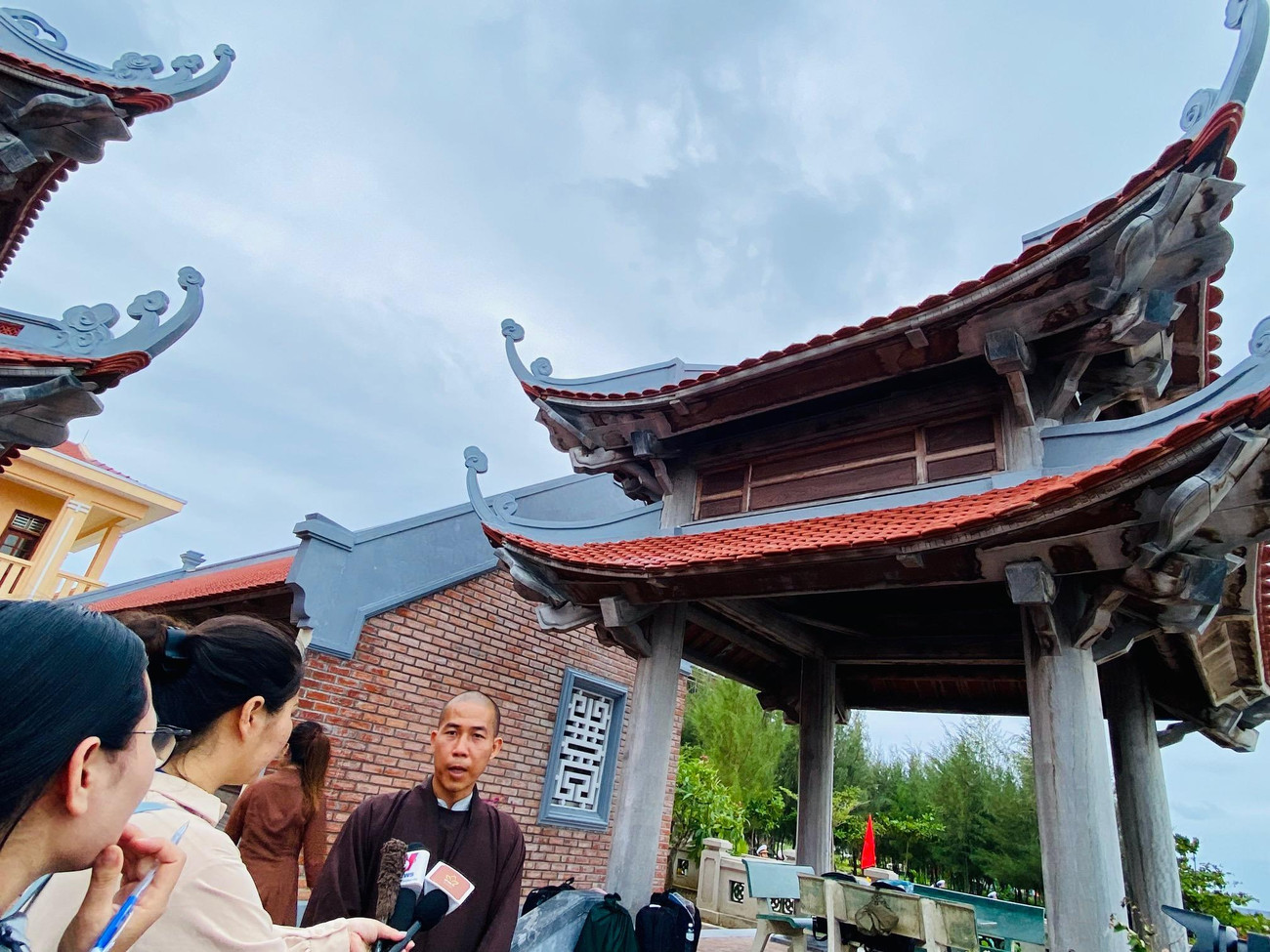 Đại đức Thích Nhuận Hiếu – trụ trì chùa Đá Tây A trả lời phỏng vấn Đại đức Thích Nhuận Hiếu – trụ trì chùa Đá Tây A trả lời phỏng vấn