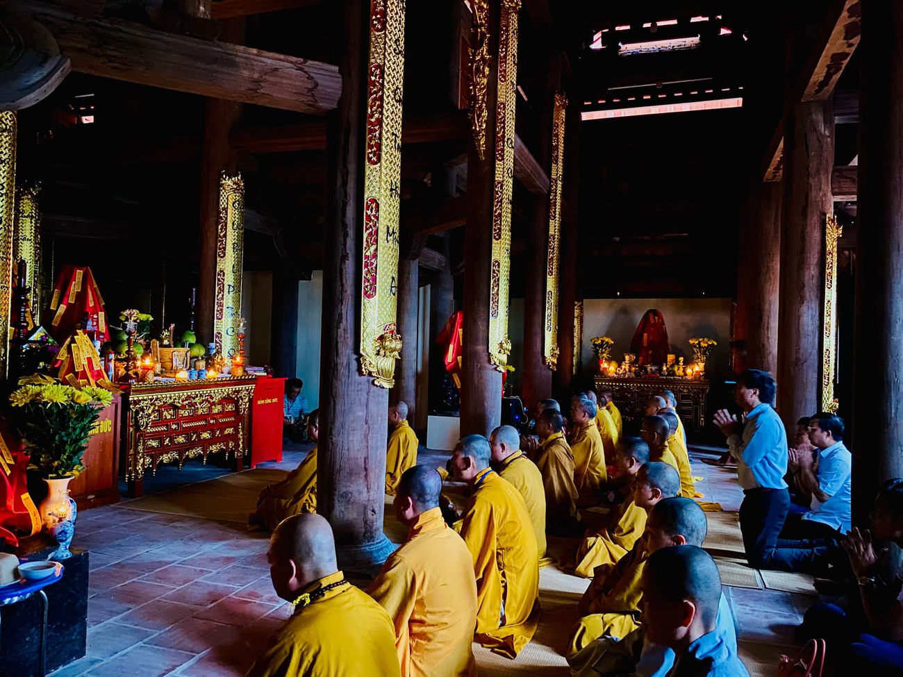 Các nhà sư làm lễ hô thần nhập tượng trong chùa đảo Đá Tây A Các nhà sư làm lễ hô thần nhập tượng trong chùa đảo Đá Tây A