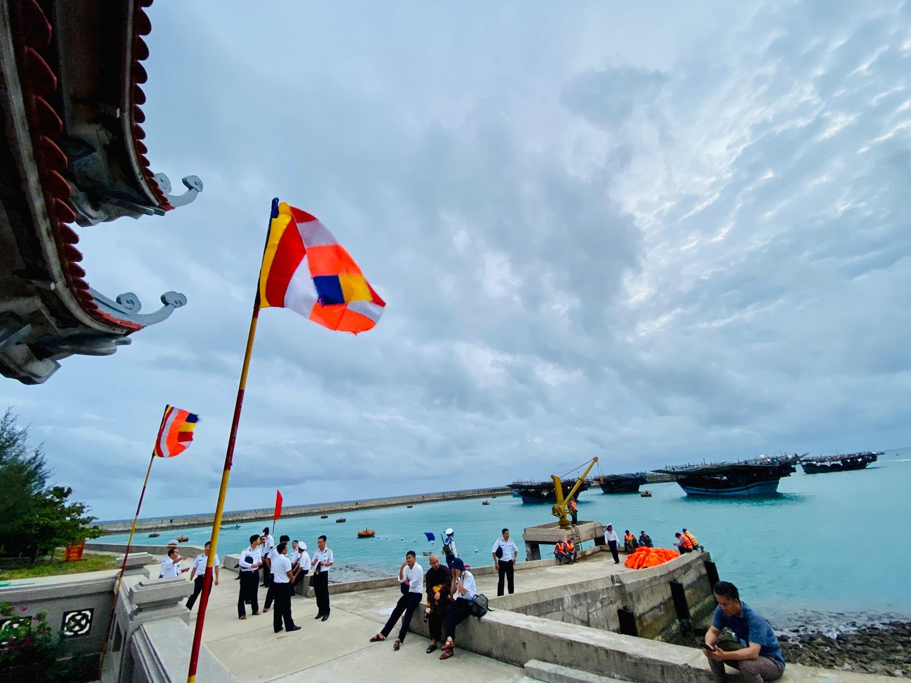 Các chiến sĩ Hải quân cạnh chùa đảo Đá Tây A Các chiến sĩ Hải quân cạnh chùa đảo Đá Tây A