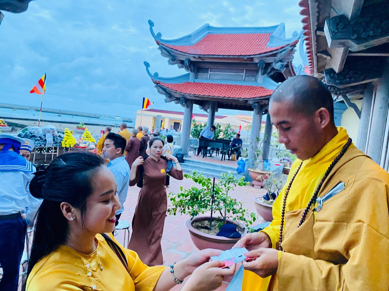 Diệu Đan - nữ ca sĩ chuyên hát đề tài Phật Giáo tặng Đại đức Thích Nhuận Hiếu – trụ trì chùa Đá Tây A chiếc USB ghi các bài hát của mình. Diệu Đan - nữ ca sĩ chuyên hát đề tài Phật Giáo tặng Đại đức Thích Nhuận Hiếu – trụ trì chùa Đá Tây A chiếc USB ghi các bài hát của mình.